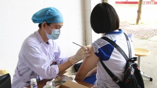 送苗进校，设专场！天河12-17岁人群新冠疫苗接种全面开启（附地点）