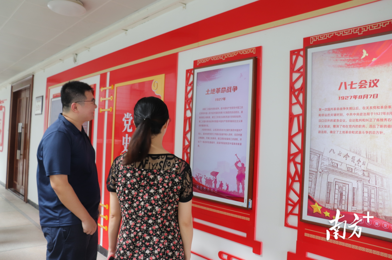 潮州市委宣传部积极利用“党建知识智慧屏”开展多种形式的党史学习教育。叶彤 摄 潮州市委宣传部积极利用“党建知识智慧屏”开展多种形式的党史学习教育。叶彤 摄