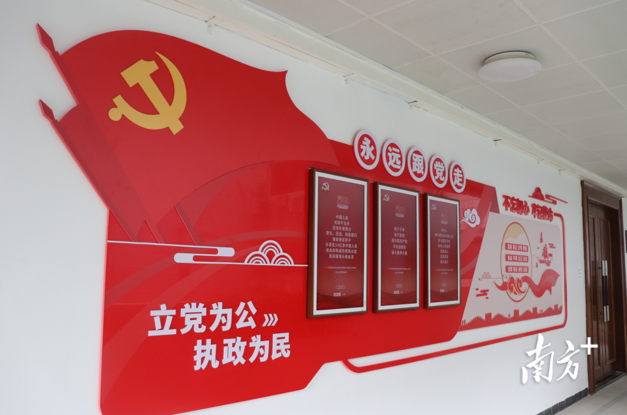 潮州市委宣传部在办公楼走廊墙面制作“党建知识智慧屏”,加强党史学习教育。叶彤 摄 潮州市委宣传部在办公楼走廊墙面制作“党建知识智慧屏”,加强党史学习教育。叶彤 摄
