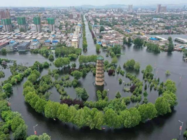 新乡大水渐退，卫辉市区救援队陆续撤离，多个地段继续排涝