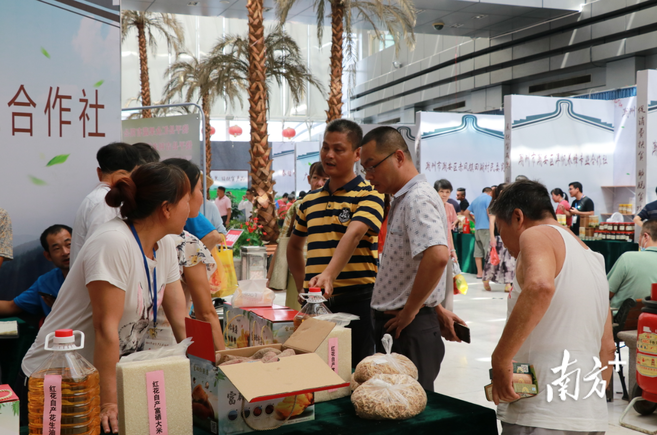 2020年潮州市扶贫产品展销会现场，潮州农产品受到市民追捧。