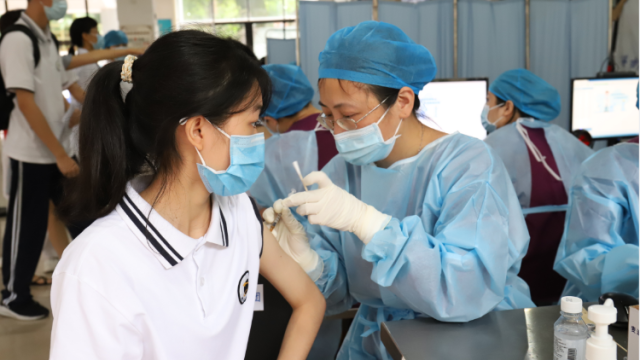 现场直击！珠海首批高中阶段学生开始接种新冠疫苗
