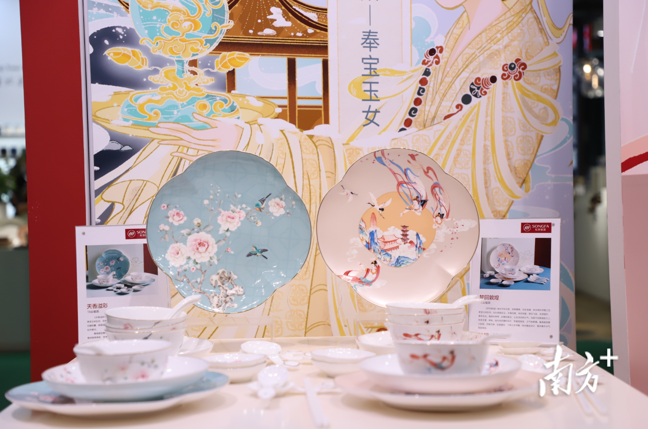 国潮插画跃然瓷器之上。