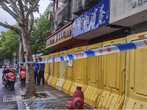 2021年7月28日，南京建邺区一处小区周边拉起警戒线，设立了围挡。（视觉中国/图）