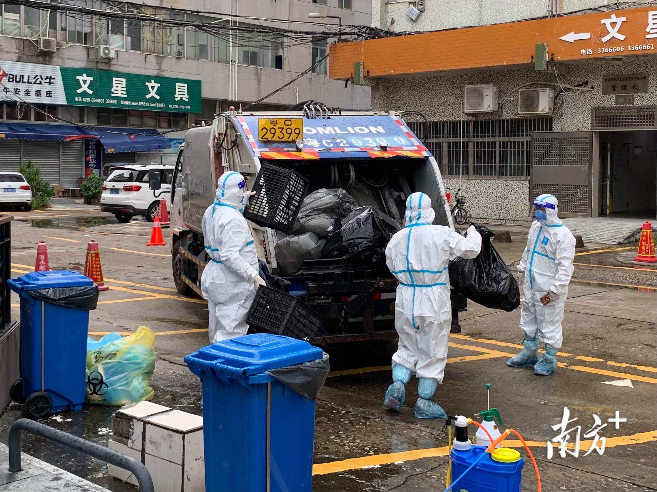 工作人员在清运封控区的生活垃圾。