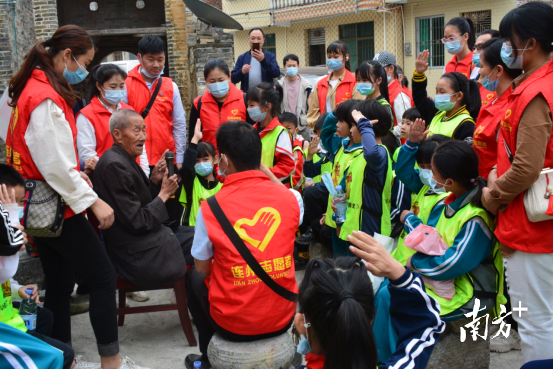 丰阳镇革命老兵梁坤民为青少年讲述梁家水战役故事。 丰阳镇革命老兵梁坤民为青少年讲述梁家水战役故事。