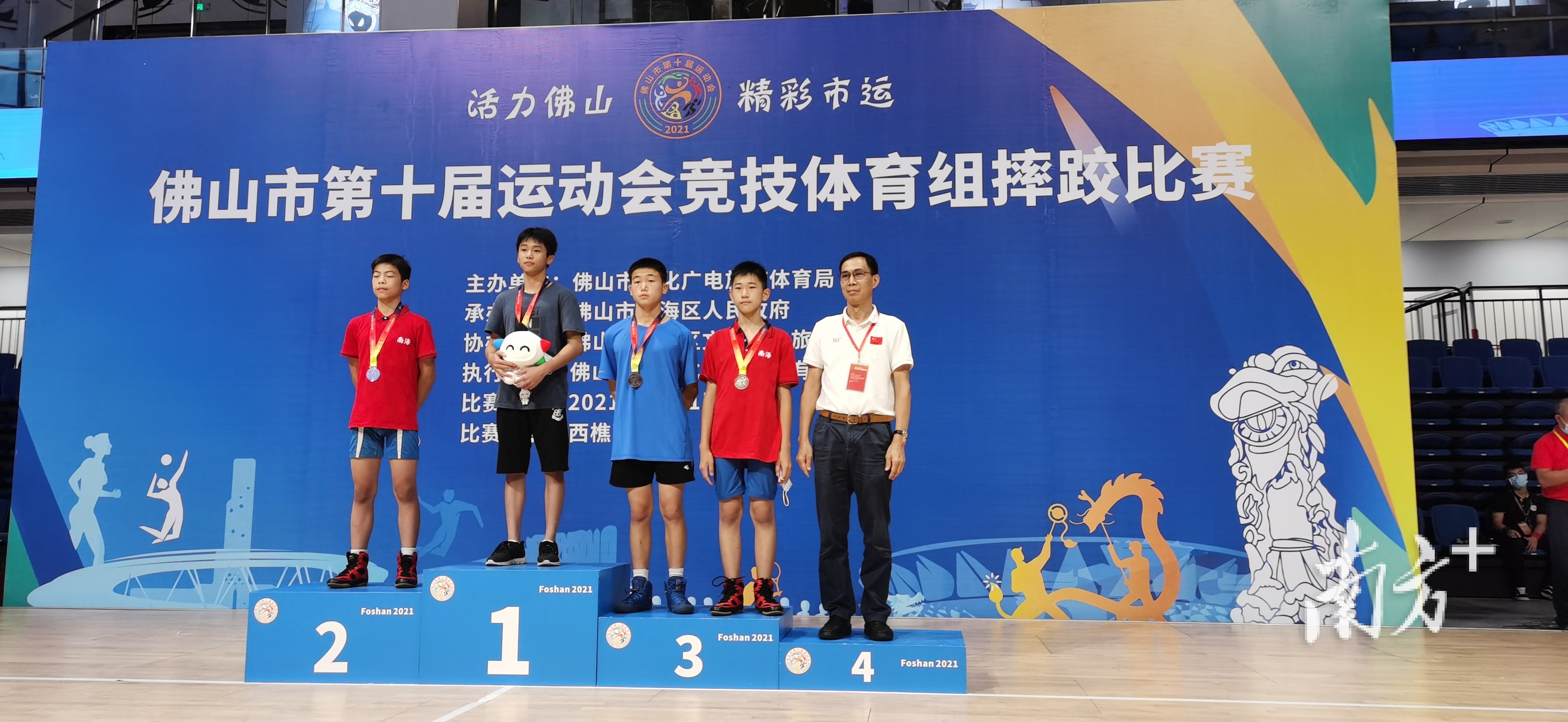 三水夺金运动员上台领奖.