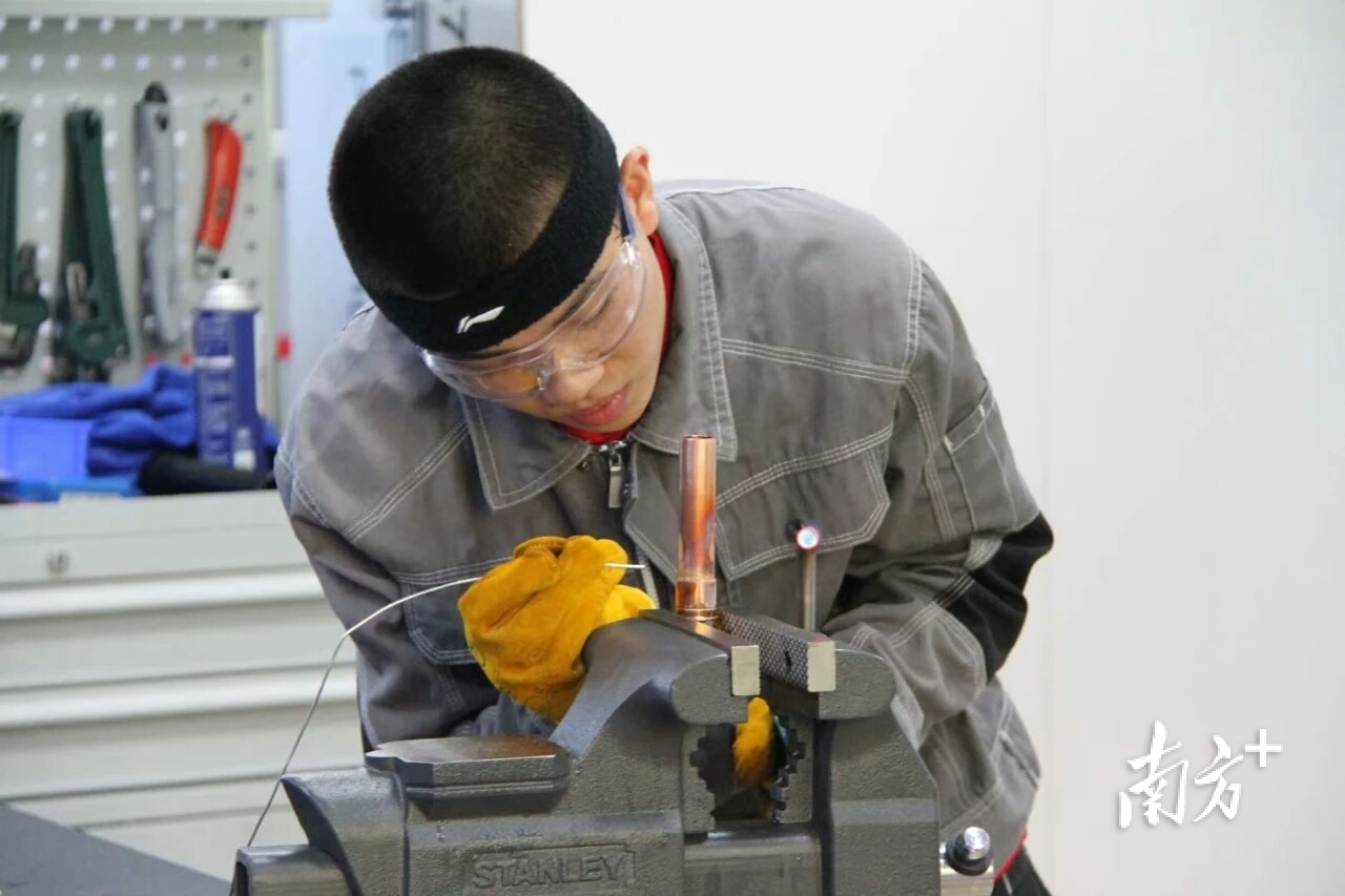 第46届世界技能大赛广东省选拔赛现场，韶关市技师学院朱豪同学正在认真进行实操。　图片由韶关市技师学院提供