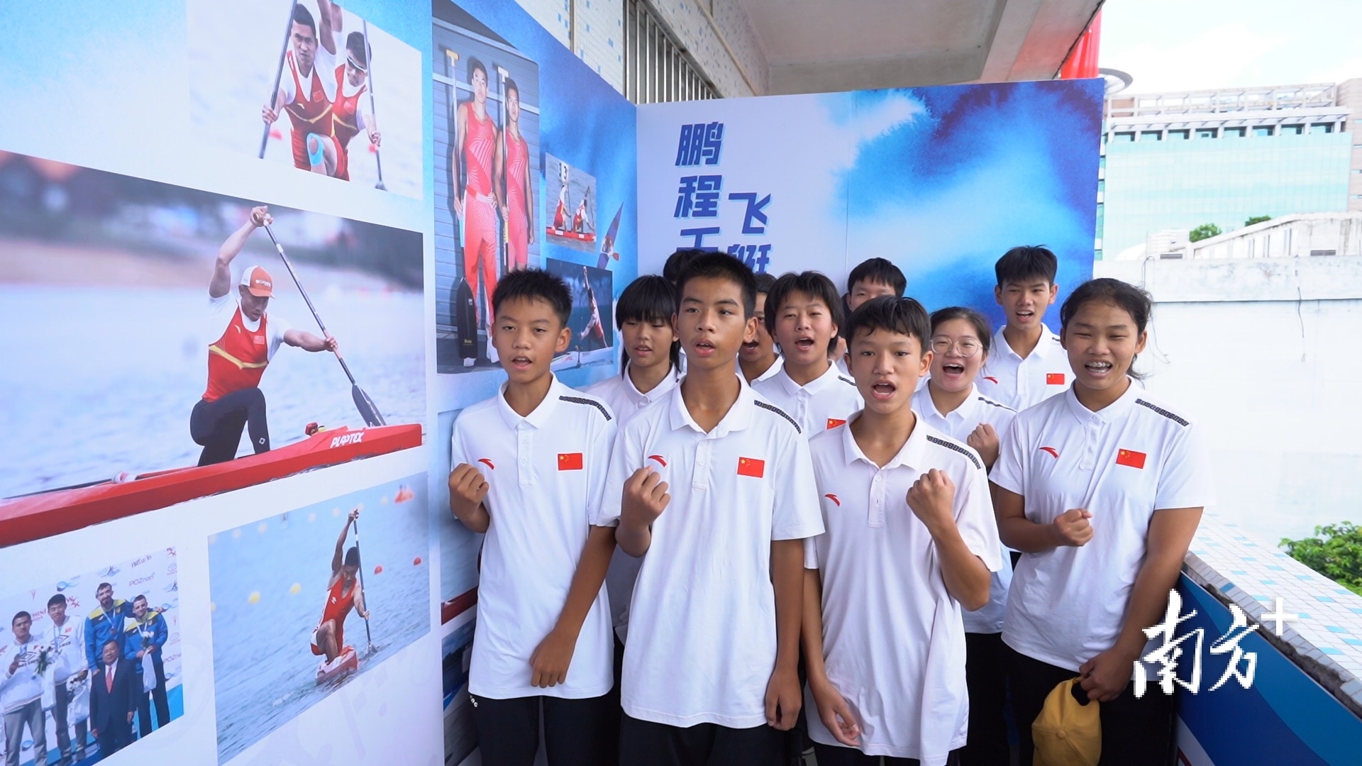 学生们录制视频为郑鹏飞加油。南方日报记者 戴嘉信 摄 学生们录制视频为郑鹏飞加油。南方日报记者 戴嘉信 摄