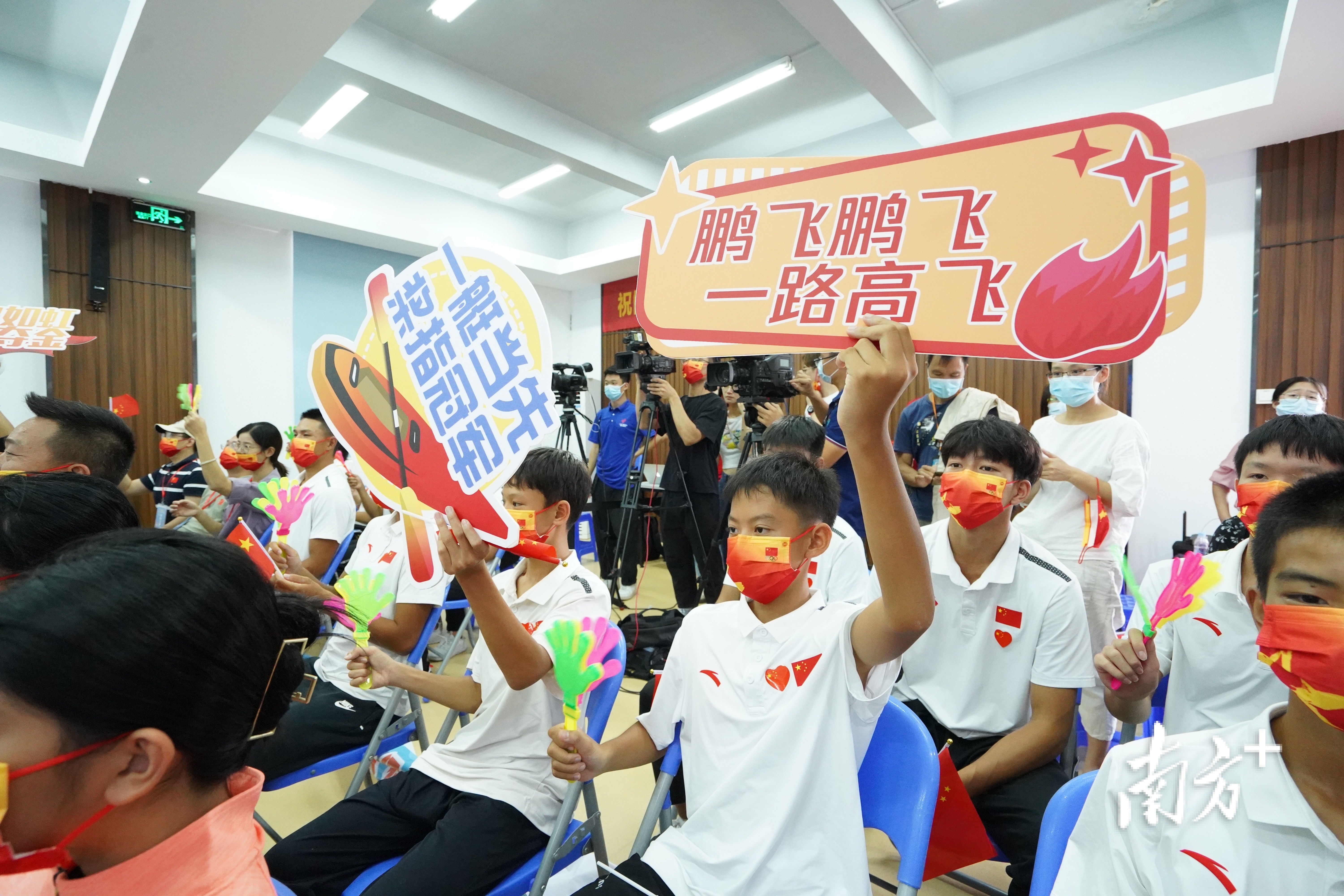 顺德体校观赛现场,观众们为浩飞组合打气、助威。南方日报记者 戴嘉信 摄 顺德体校观赛现场,观众们为浩飞组合打气、助威。南方日报记者 戴嘉信 摄