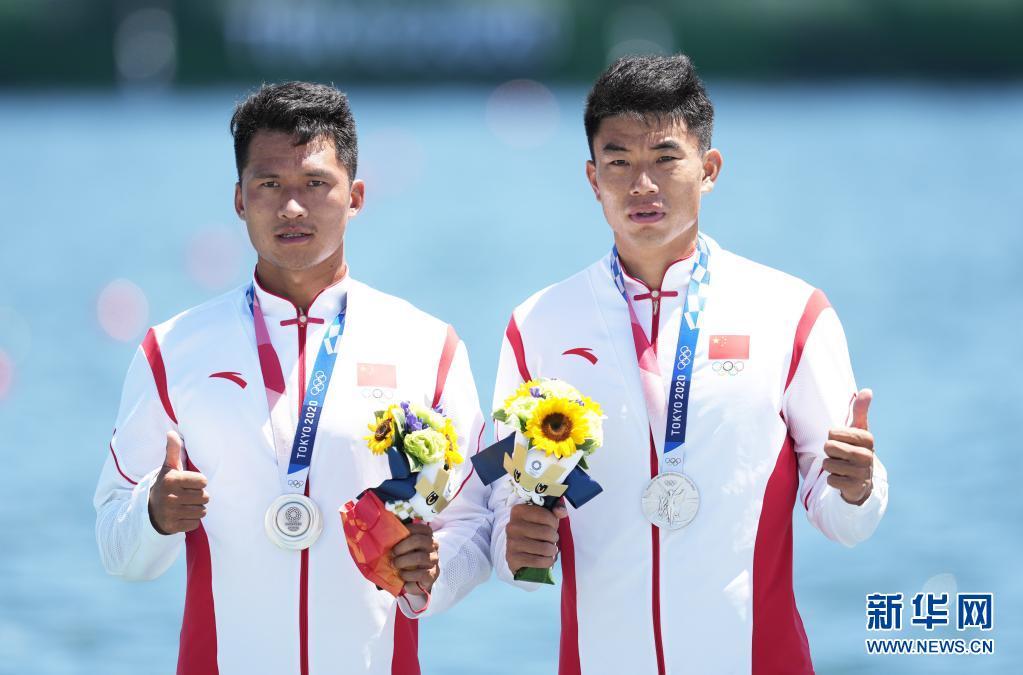 8月3日,中国选手刘浩/郑鹏飞(右)在颁奖仪式上。新华社记者 薛玉斌 摄 8月3日,中国选手刘浩/郑鹏飞(右)在颁奖仪式上。新华社记者 薛玉斌 摄