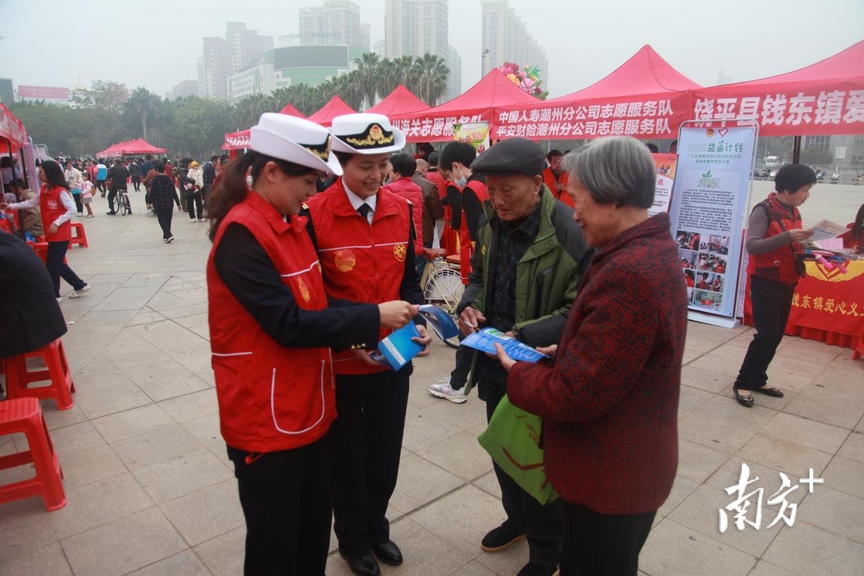 向群众宣传海事知识。 向群众宣传海事知识。