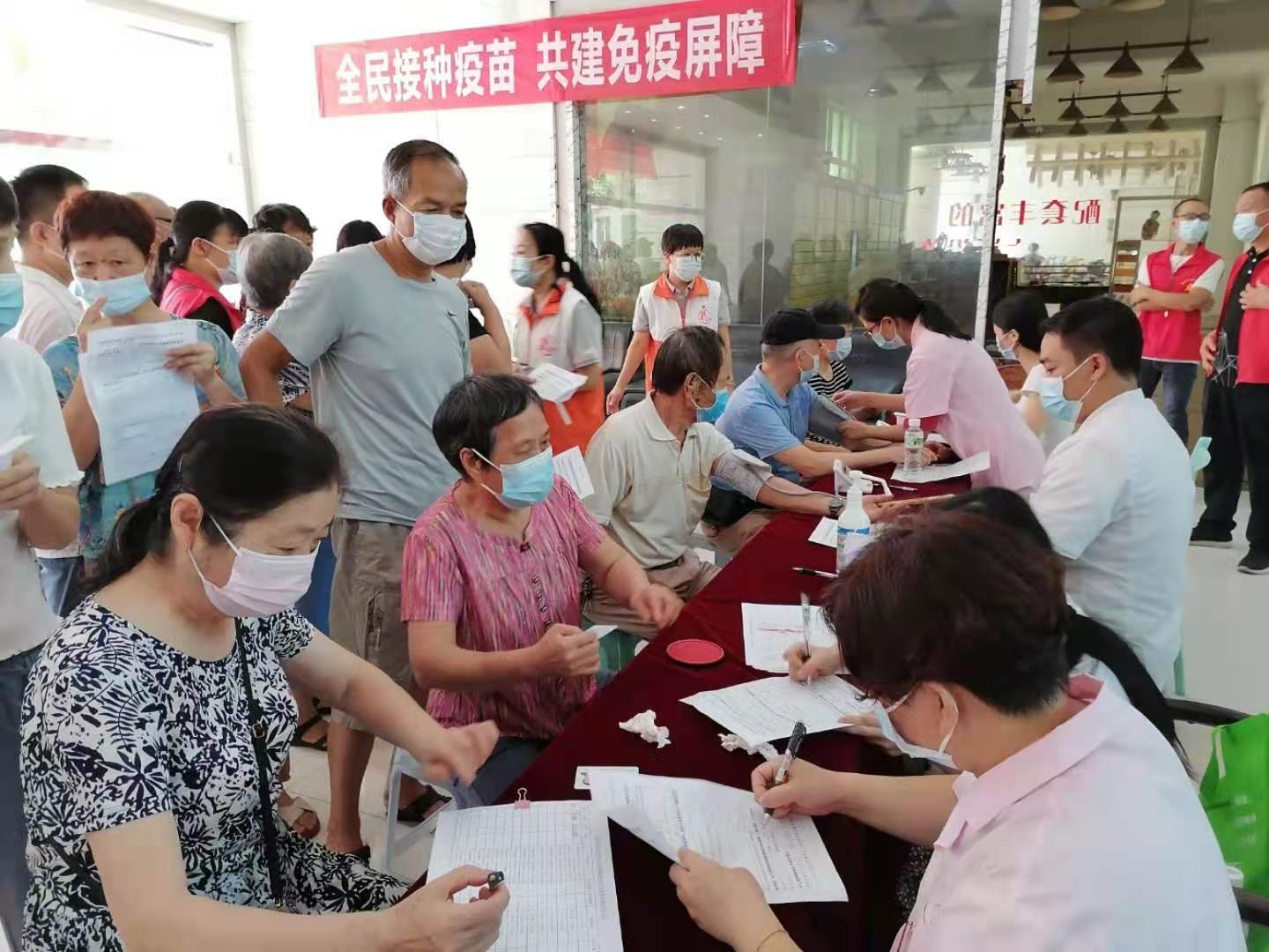 市民有序进行登记。