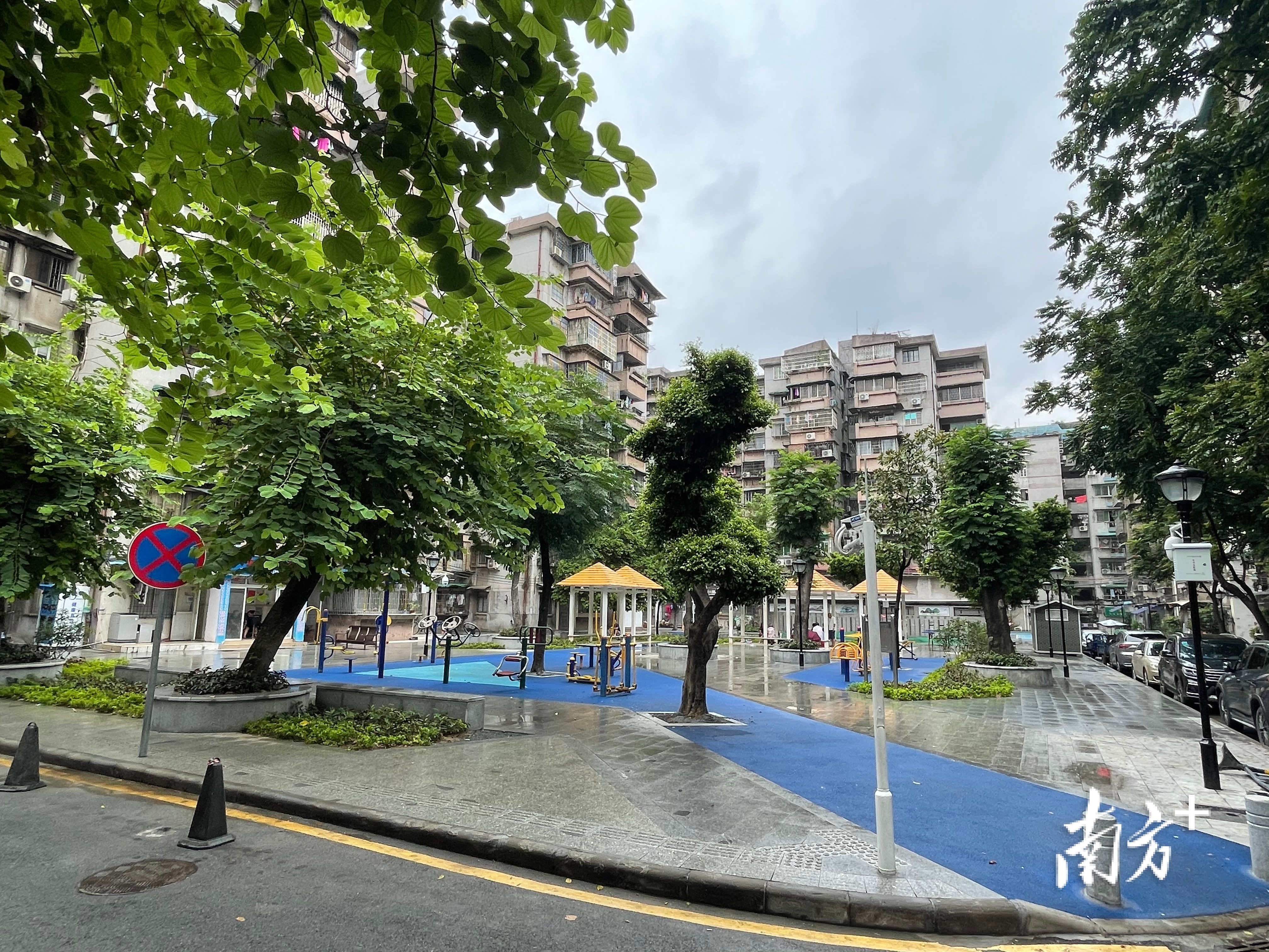 白云区景泰街云苑东社区容貌品质提升后，升级改造基础设施陈旧小公园，增设健身设施，新建花基，重新铺设路面，更换破损路灯。