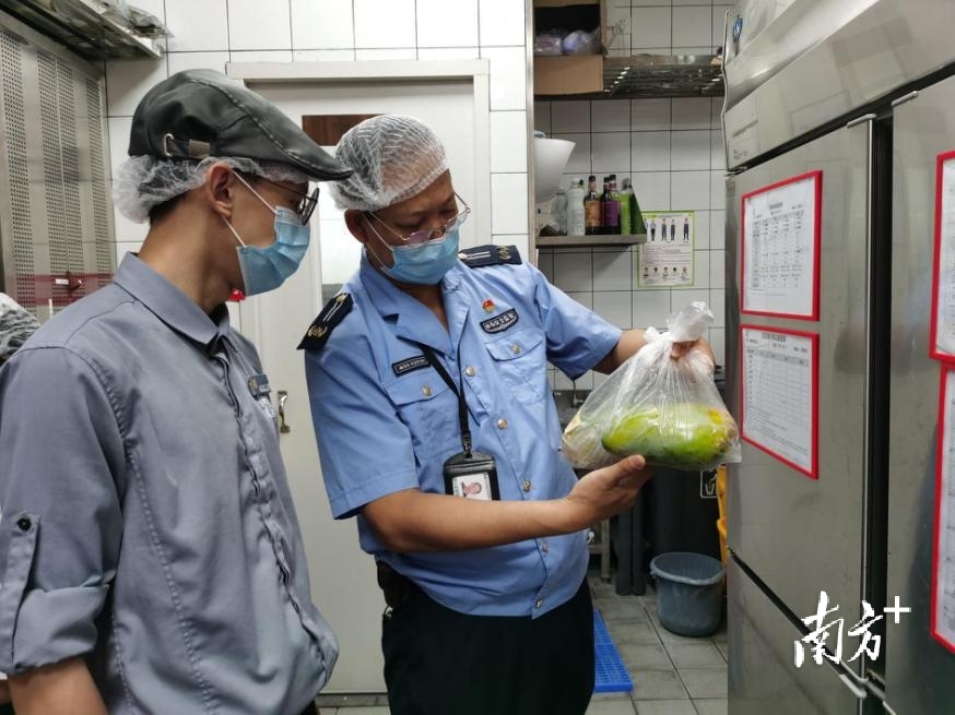 顺德区市场监管局迅速组织辖区内十镇街的监管人员对辖区内相关店铺开展突击监督检查。顺德区市监局供图 顺德区市场监管局迅速组织辖区内十镇街的监管人员对辖区内相关店铺开展突击监督检查。顺德区市监局供图