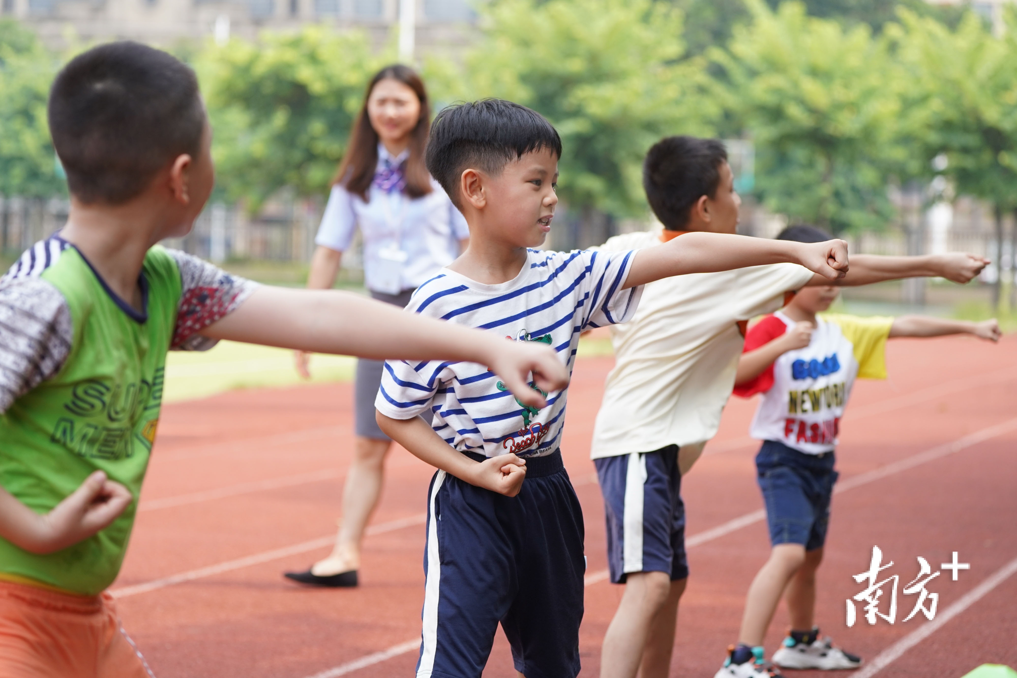 环湖小学操场上，孩子们在武术课上练习基本动作。南方日报记者 戴嘉信 摄