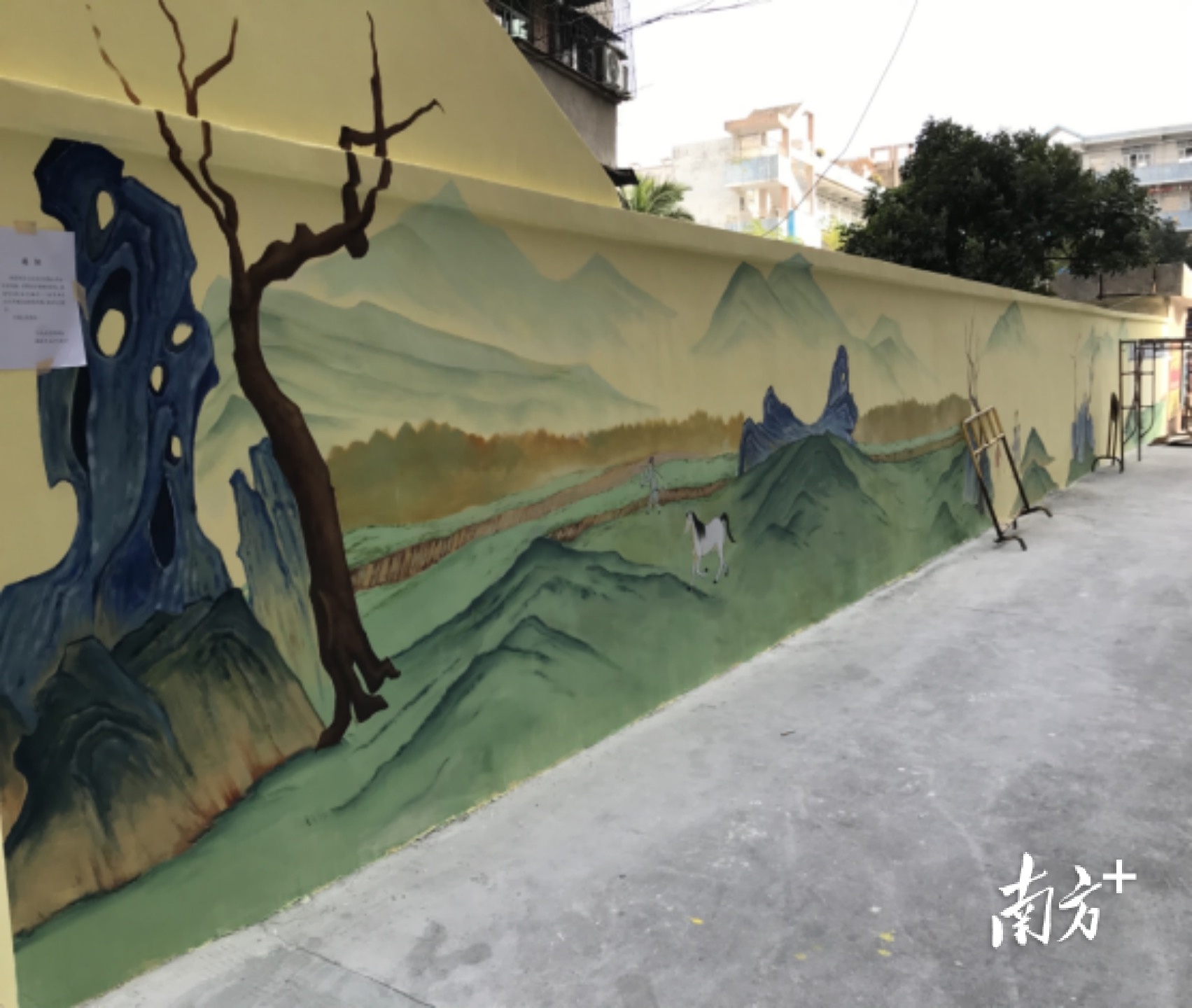 花都区新华街天贵社区升级整改后眼前一亮，破旧墙体加固并重新粉刷，手绘上具教育意义的图画，获得学校和居民一致好评。