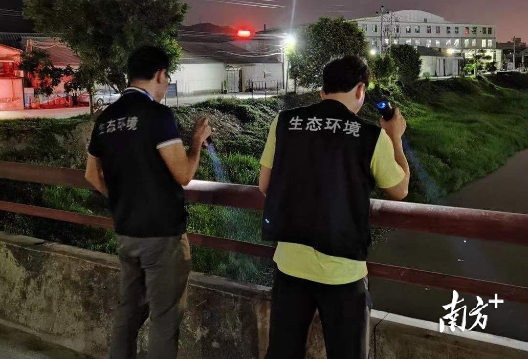 环境执法人员开展夜间查污。 许钰敏 摄