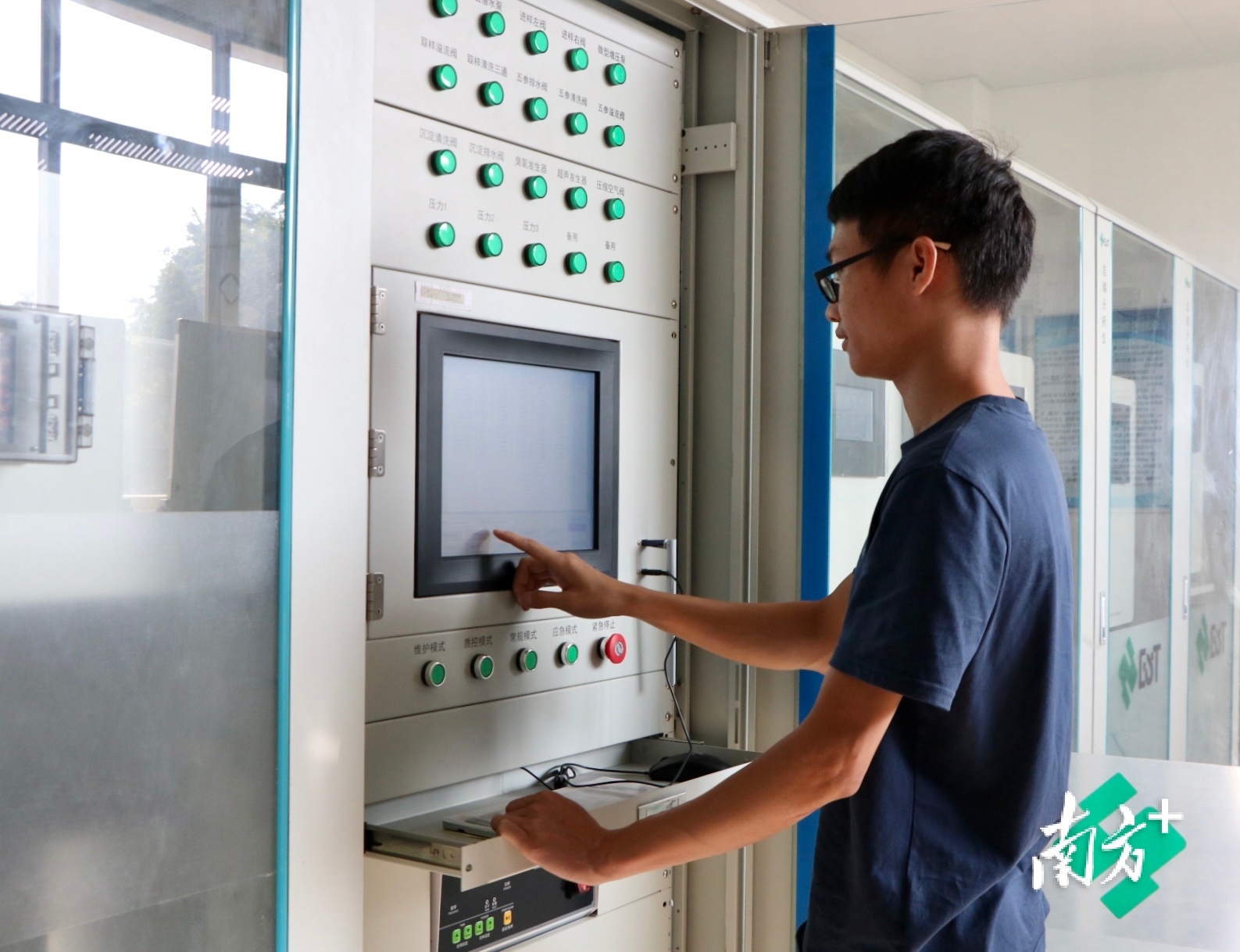 枫江深坑水质自动监测站内,运维工程师江明辉正通过系统查看水质情况.