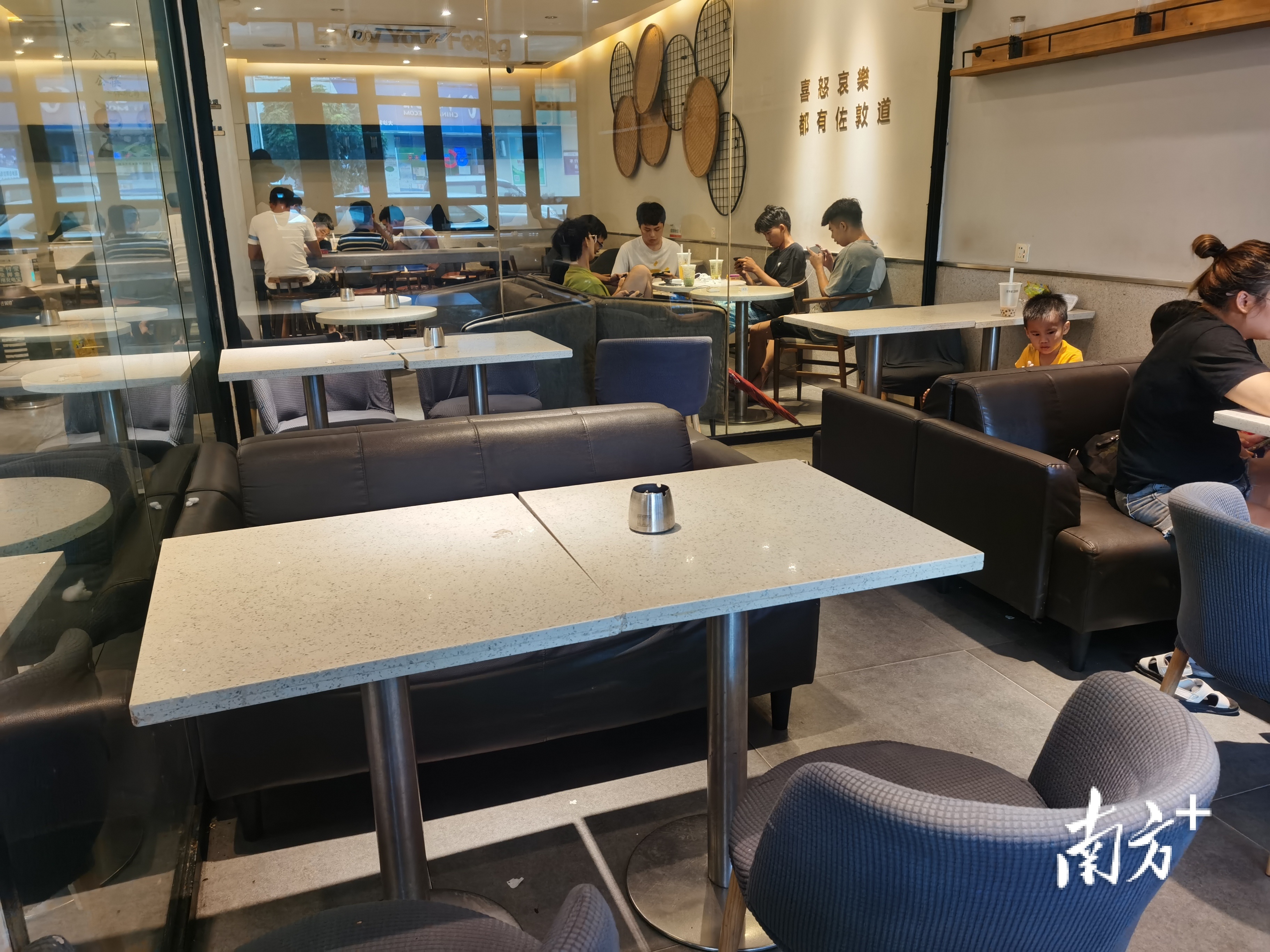当地年轻人带旺大沙奶茶一条街。