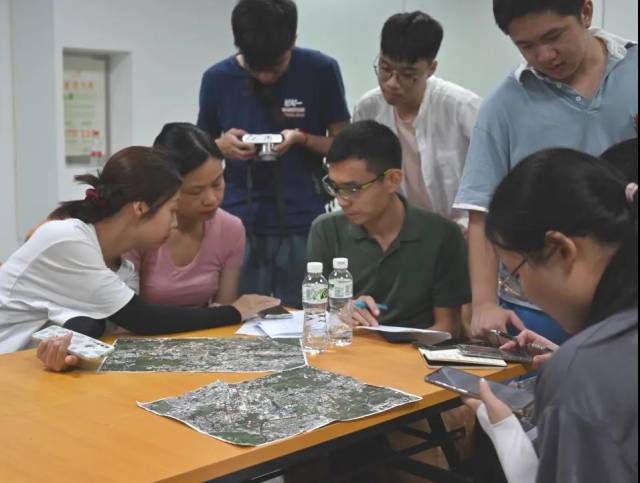 每天晚上,师生们在一起讨论白天调研的结果.