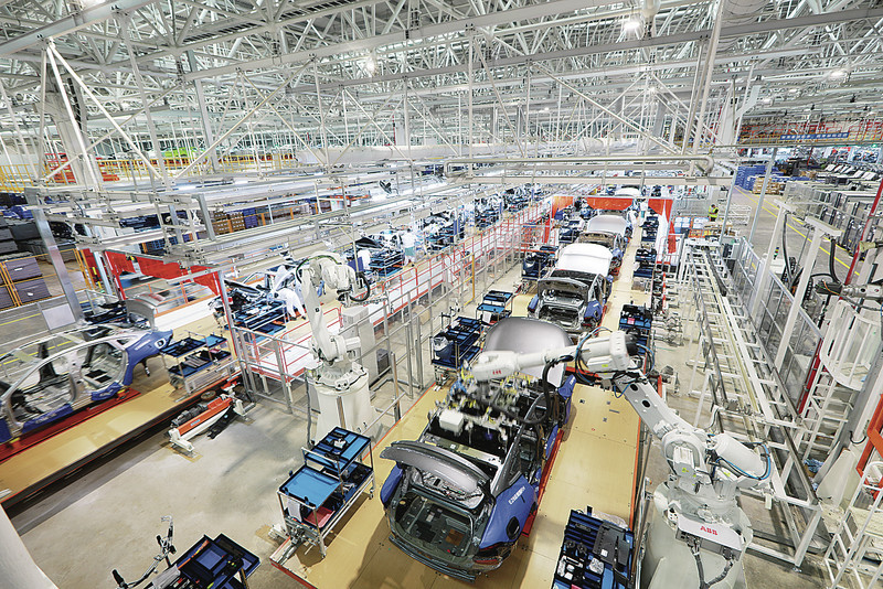 肇庆小鹏汽车智能网联科技产业园生产线.刘春林 摄