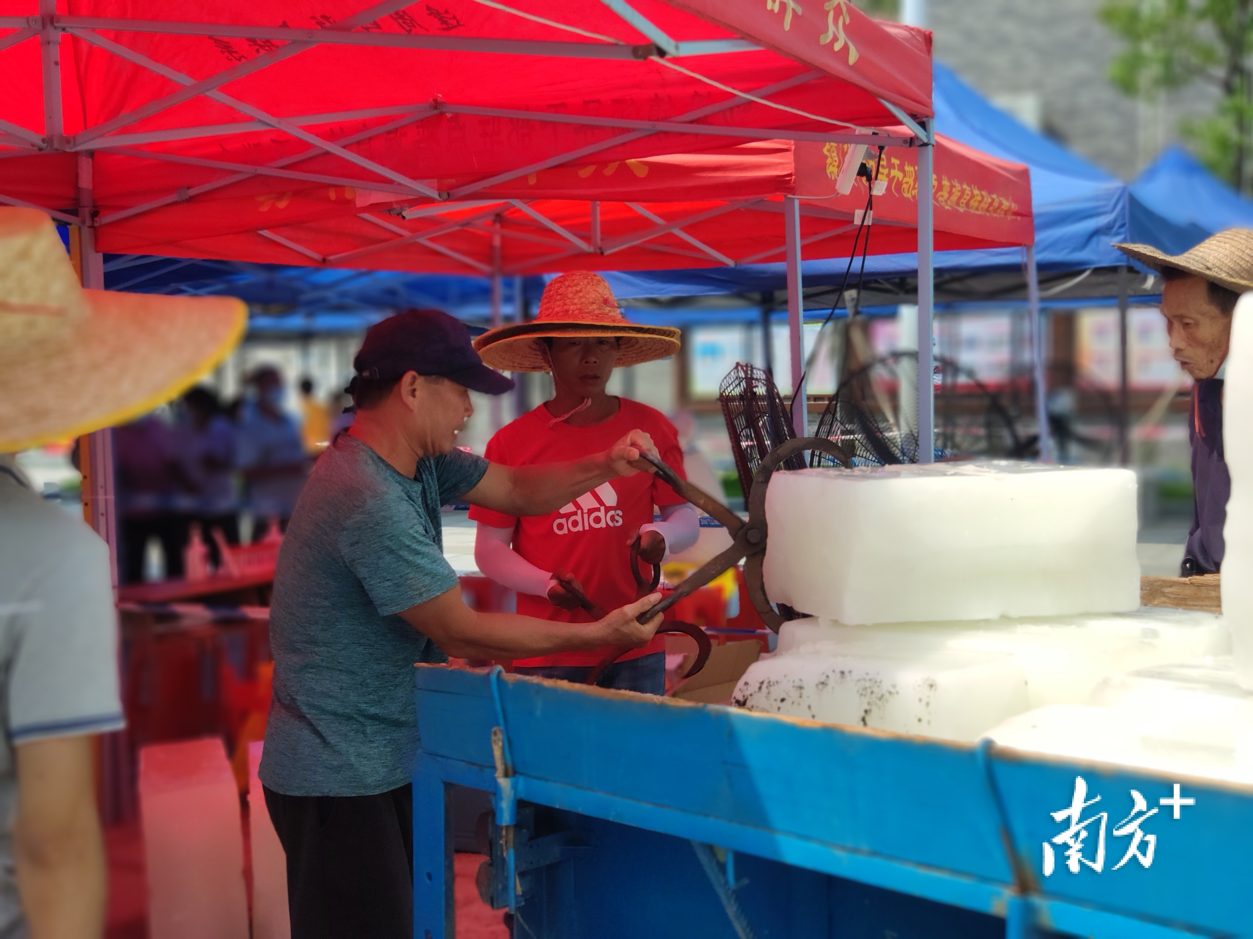 沙堆镇文化广场检测点工作人员为医护人员、群众送来降温冰块。