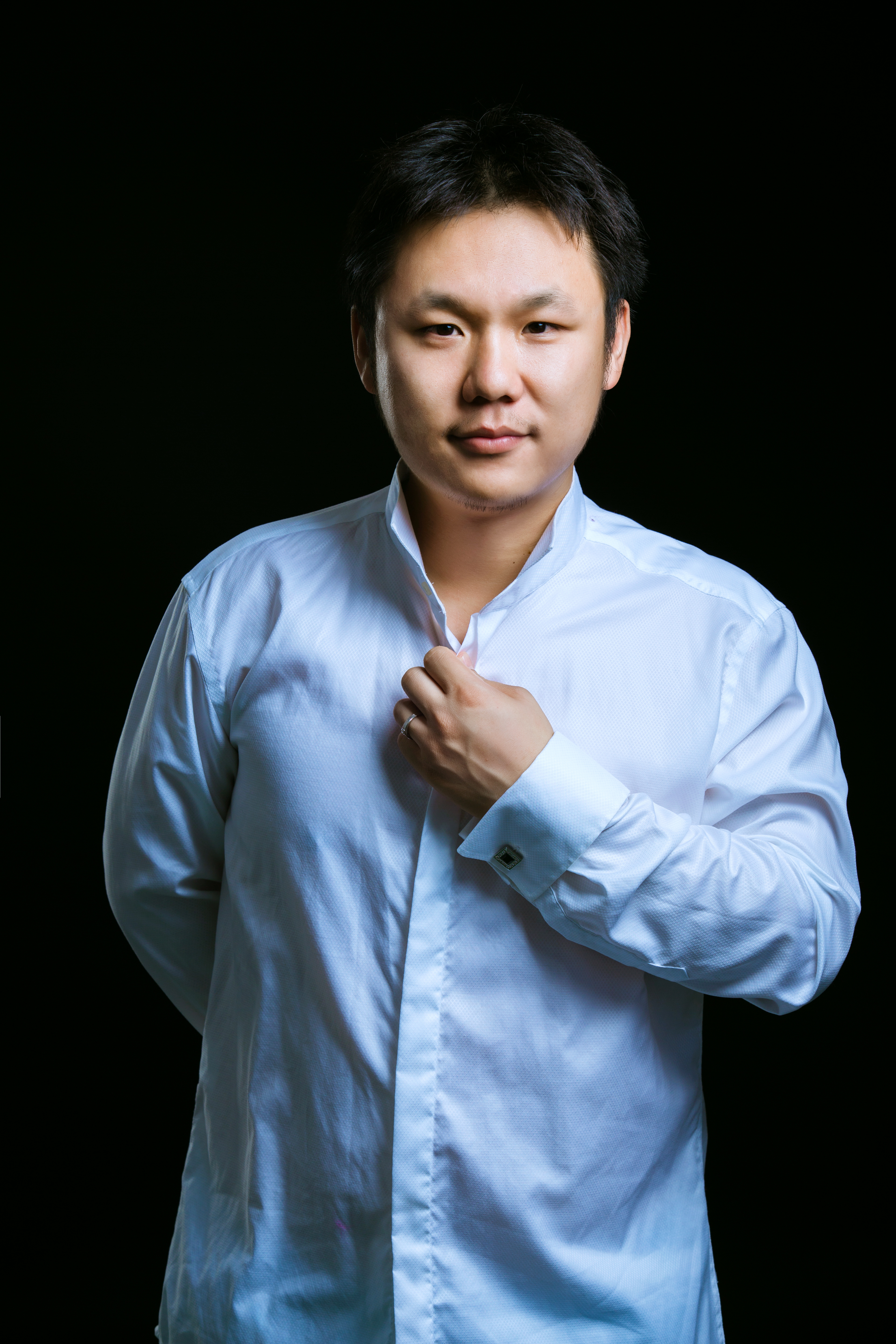 赵远兮本科、研究生均毕业于乌克兰利沃夫国立音乐学院,为该音乐学院第一个既拿到声乐演唱硕士学位,同时又被授予歌剧演唱家的中国留学生。