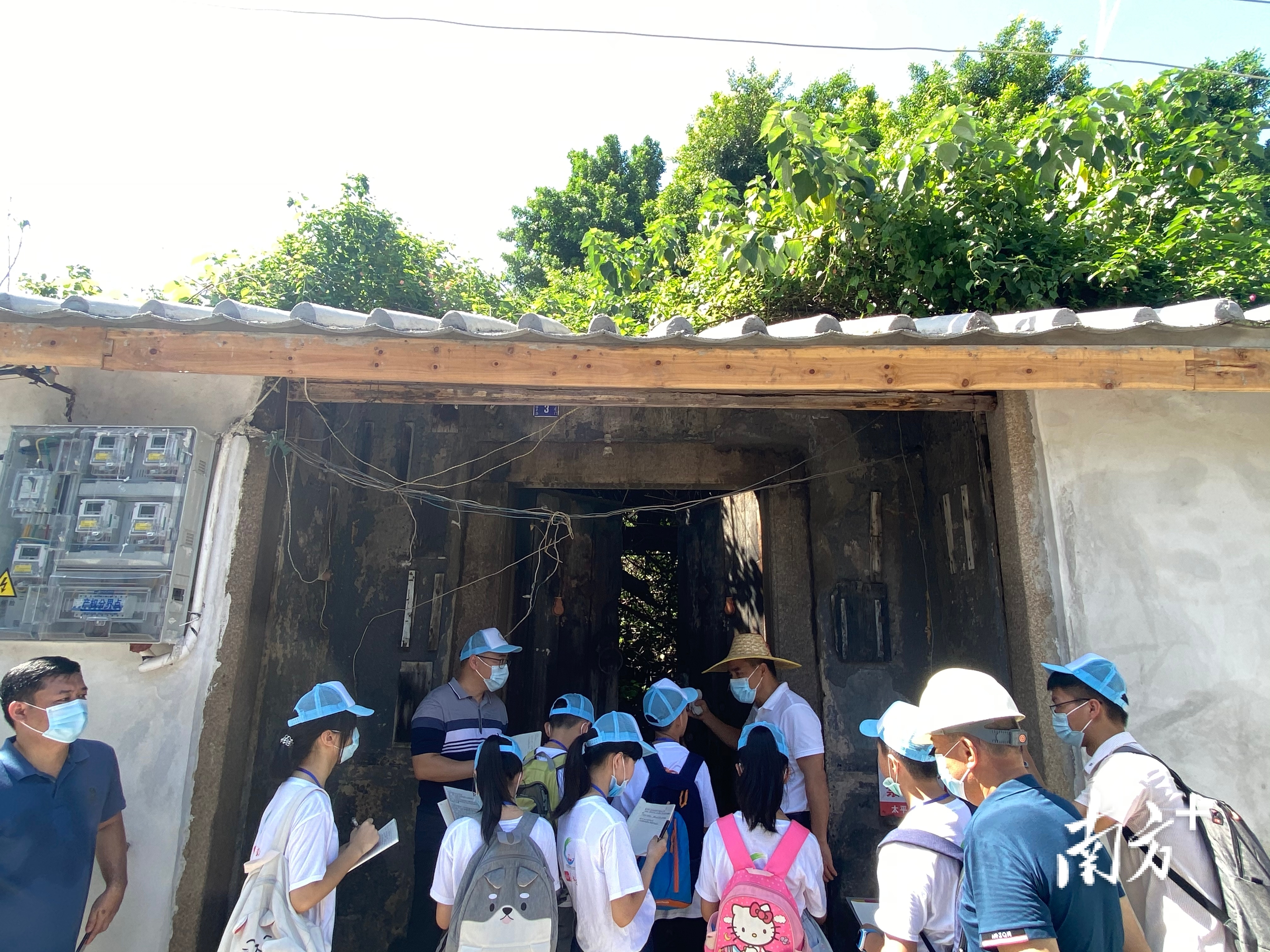 湘桥区委副书记、区长曾俊喜向小记者们介绍老宅、危房整治的重要性。