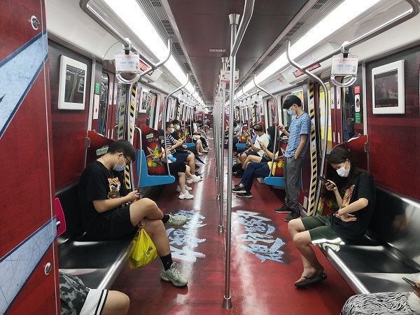 地铁2号线乘客乘车均戴口罩