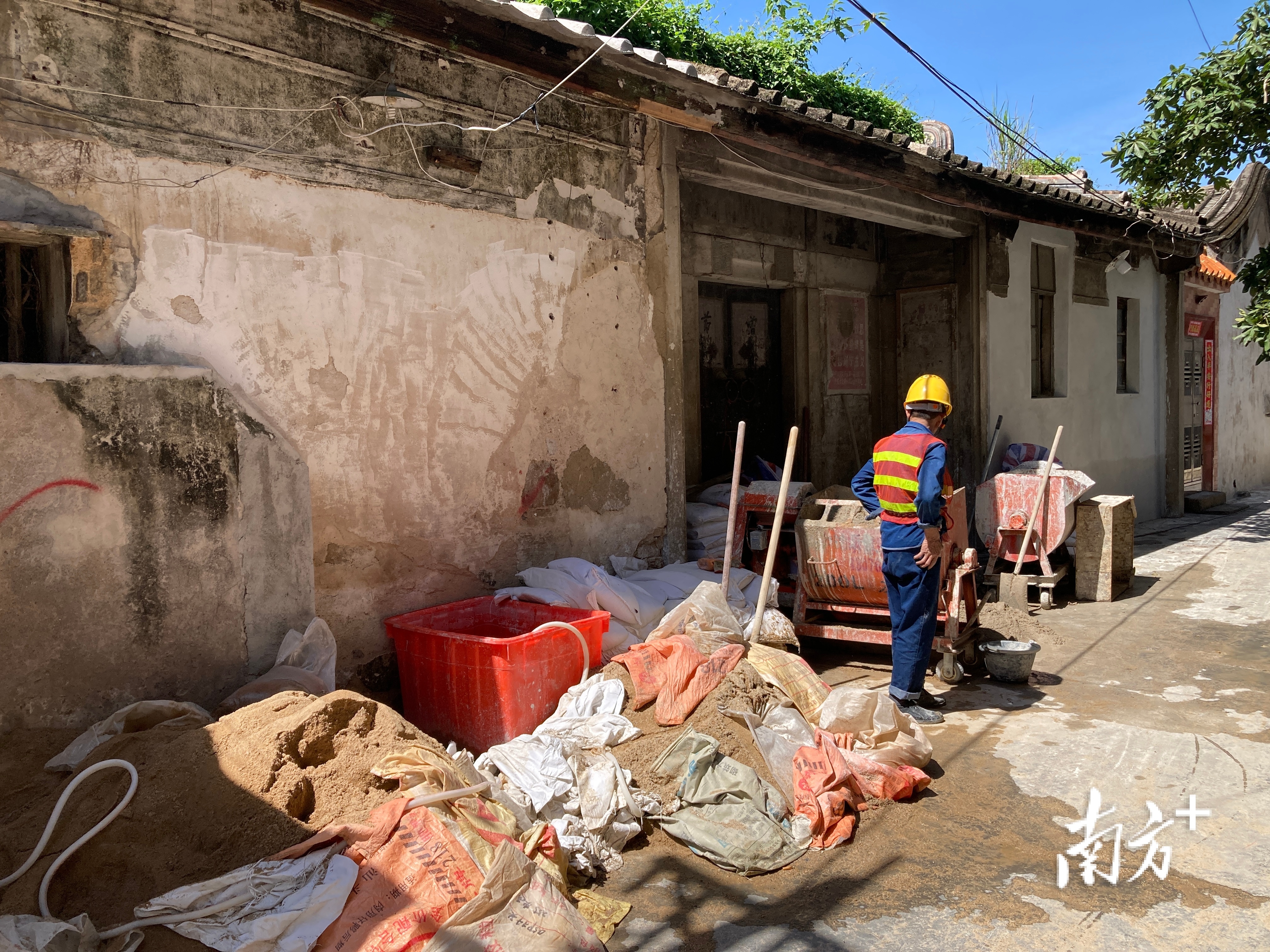 整治队伍着力排查、拆除危房隐患。