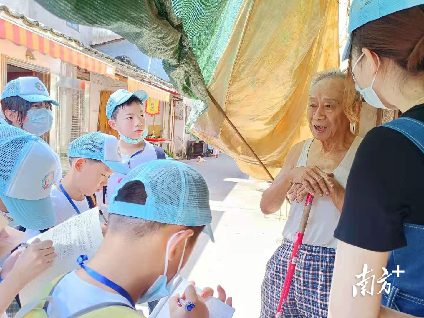 沿街铺户反映不卫生现象仍时有发生。 沿街铺户反映不卫生现象仍时有发生。