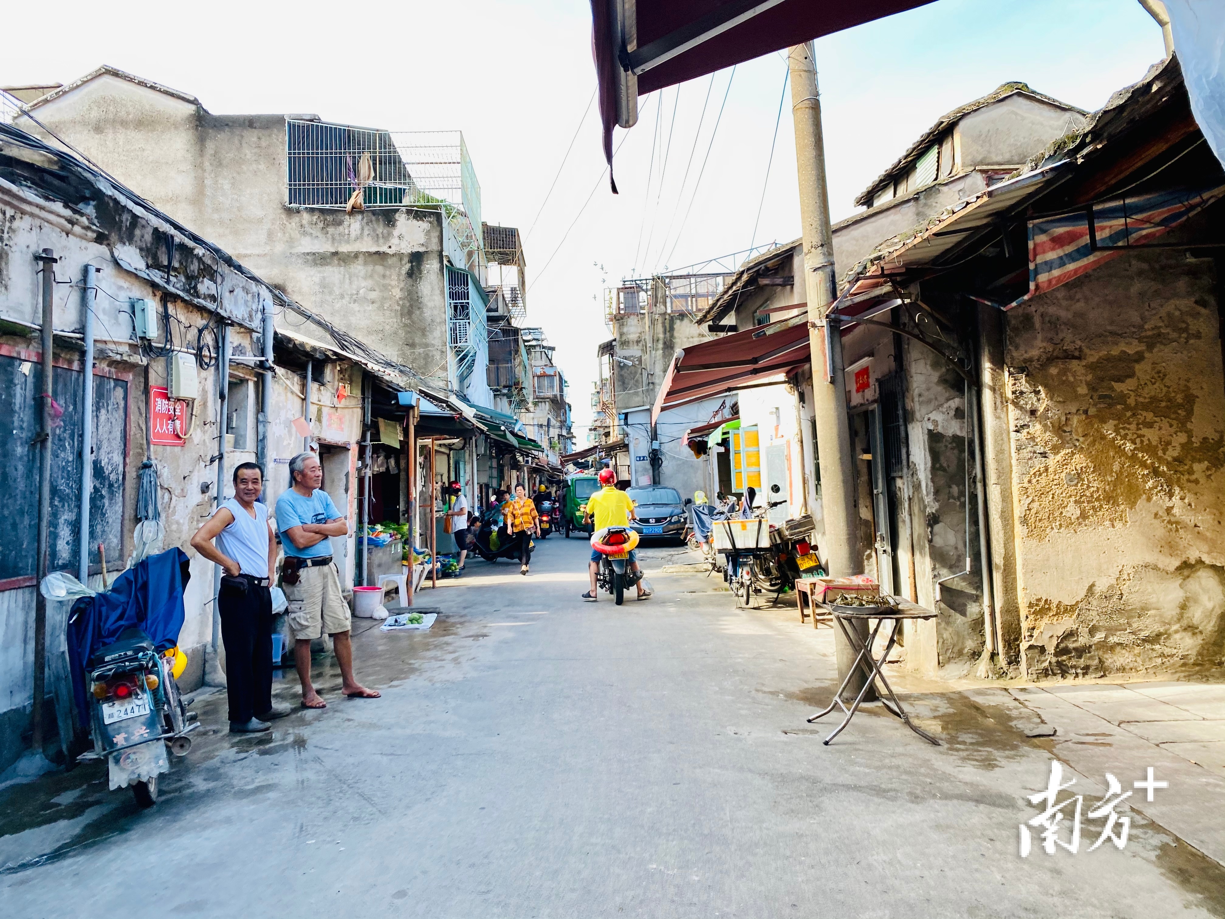 这条五百米左右的街巷就有200多个摊档