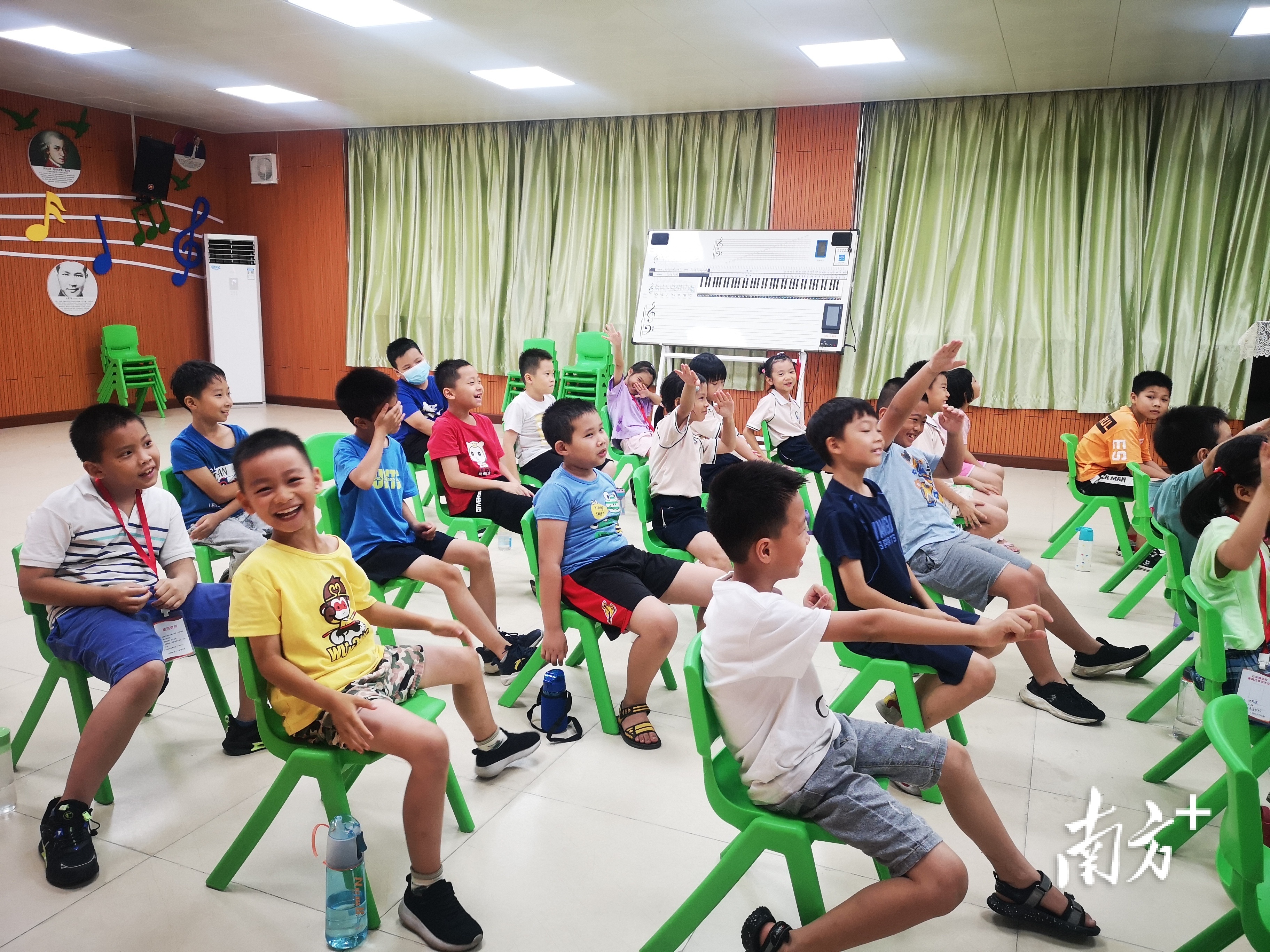 孩子们在课堂上边玩边学。李周秦 摄