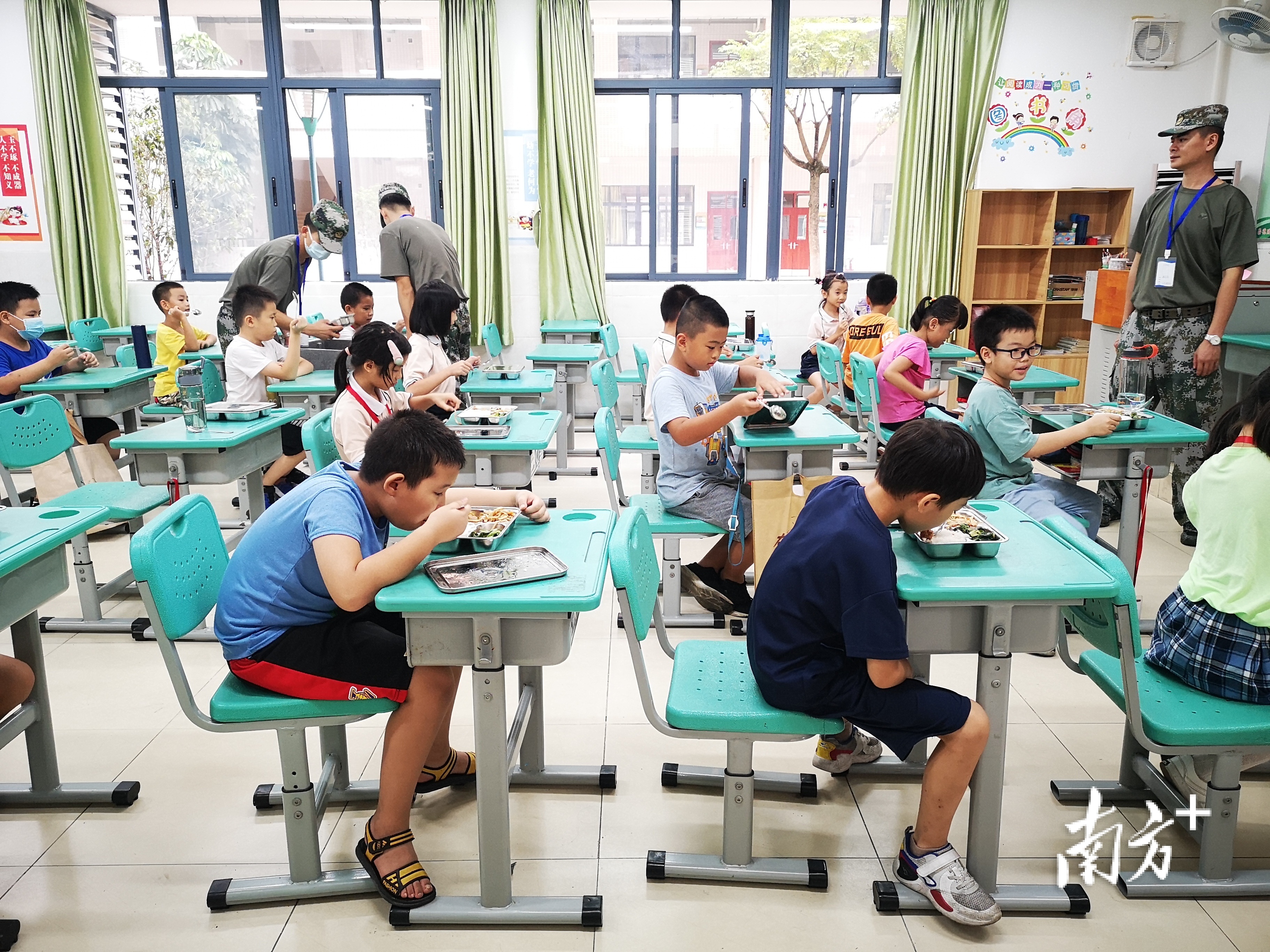 中午12点，在试点学校课室内，孩子们开始享用午餐。李周秦 摄