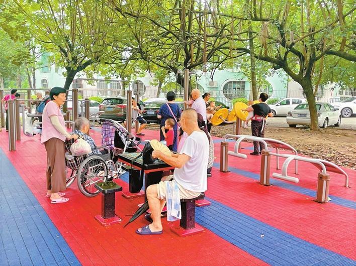市民在紫薇花园小区健身场所娱乐休闲。