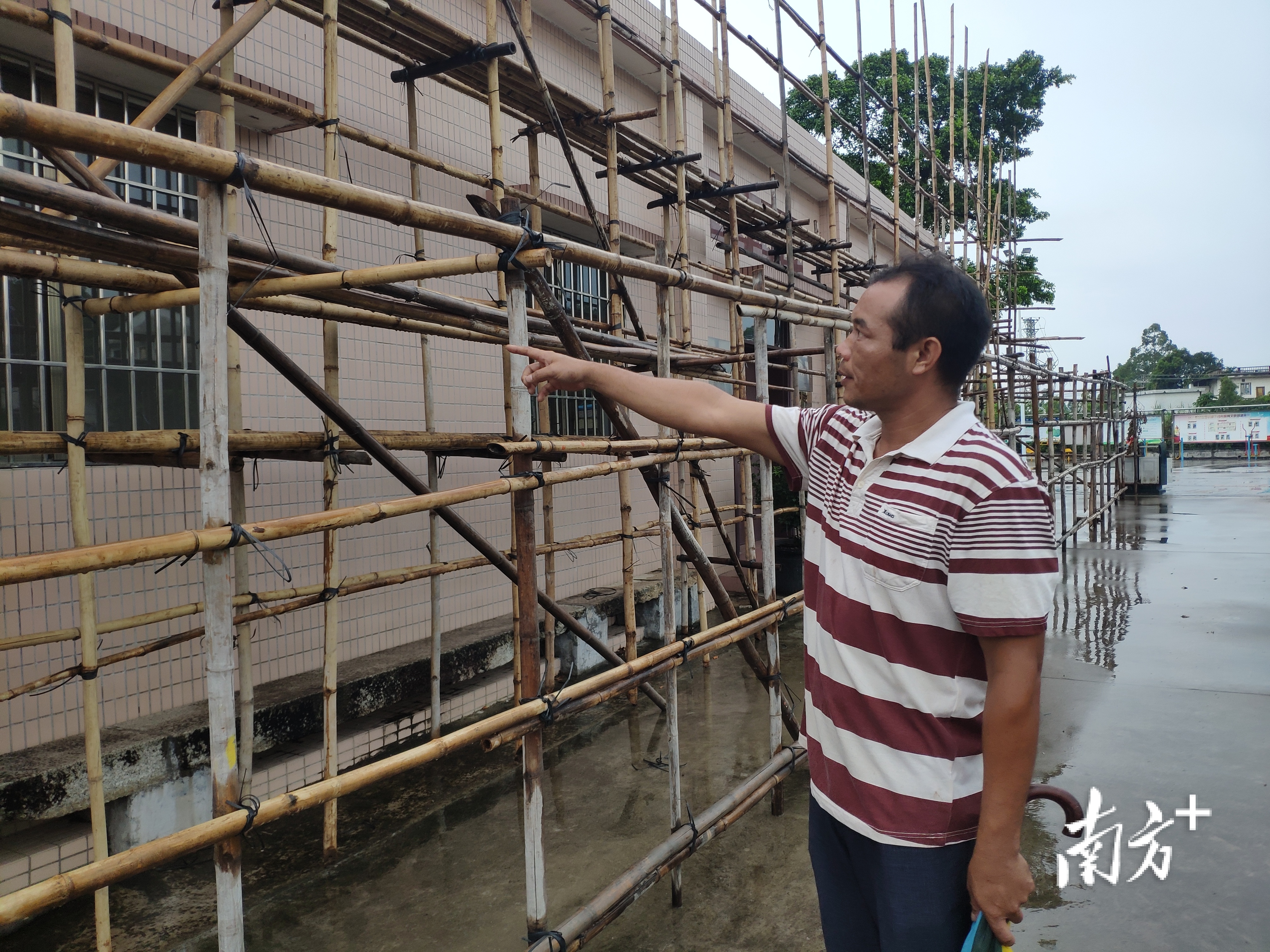 林焕洋在跟进林锵云故居展览室升级改造工程。黄绍侦 摄