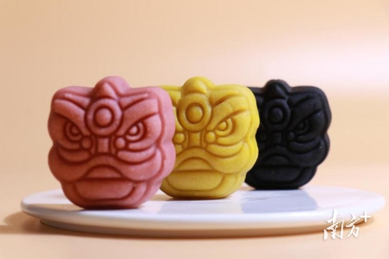 中秋月饼做成岭南醒狮的造型,三色对应刘关张。 中秋月饼做成岭南醒狮的造型,三色对应刘关张。