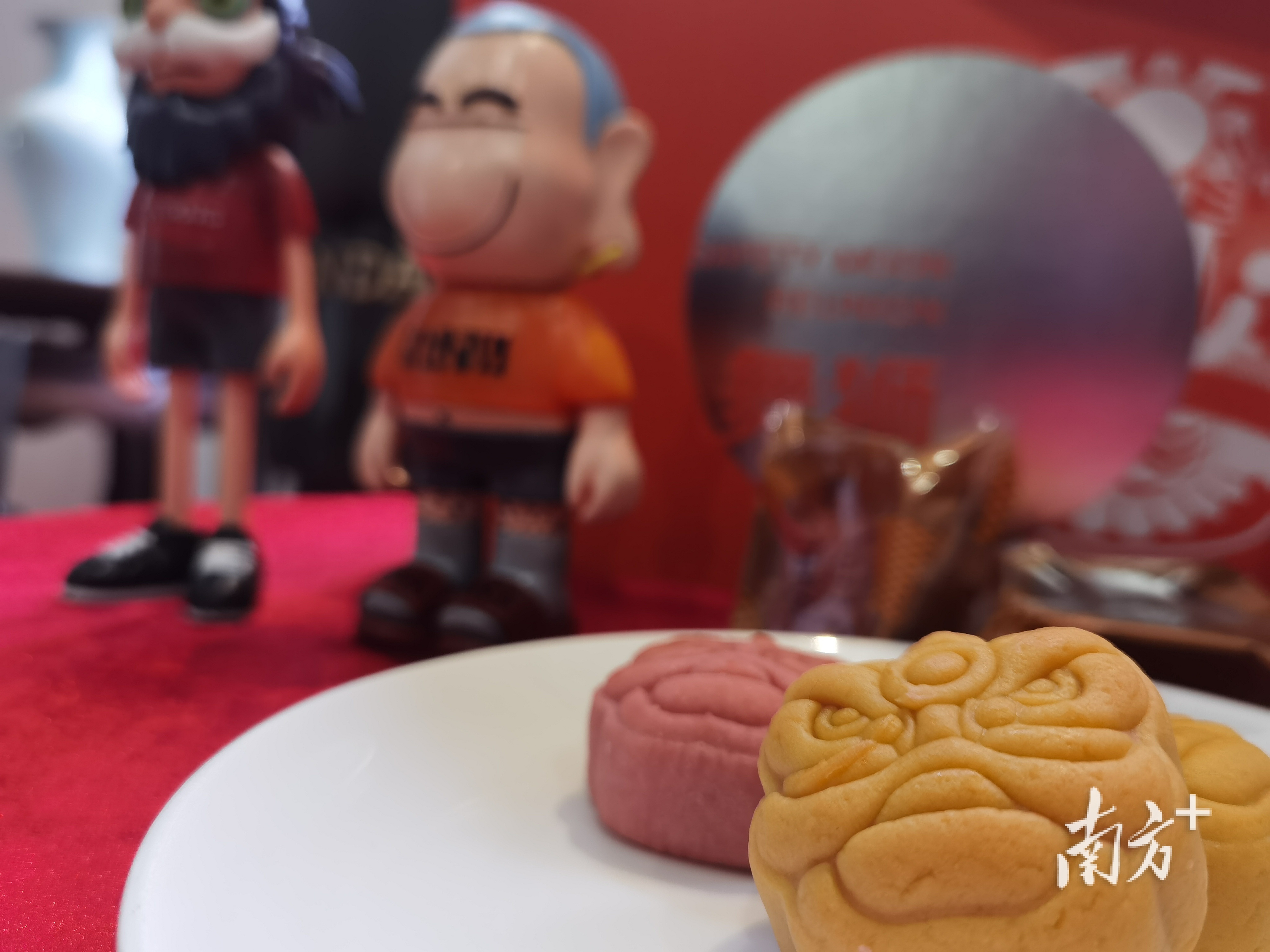 中秋月饼做成岭南醒狮的造型。 中秋月饼做成岭南醒狮的造型。