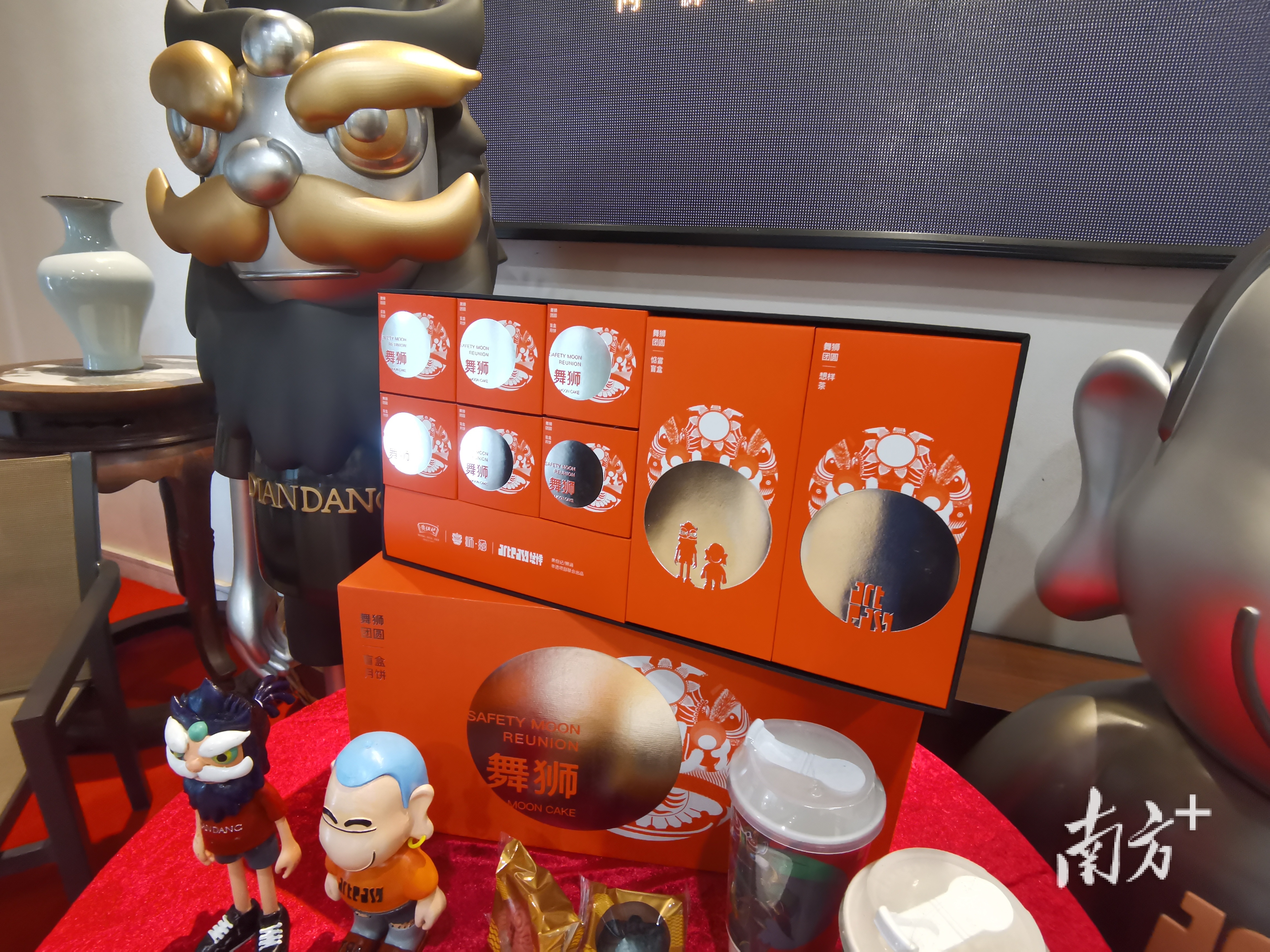 传统中秋月与当下潮流的“盲盒”概念相结合,让更多人认识醒狮文化。 传统中秋月与当下潮流的“盲盒”概念相结合,让更多人认识醒狮文化。