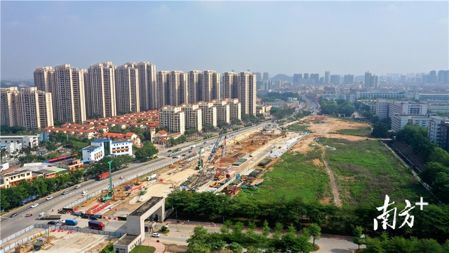 沿公常路往深圳方向，上千米的绿色围栏将道路两侧围蔽起来，轨道项目在加快推进。李鄂 摄