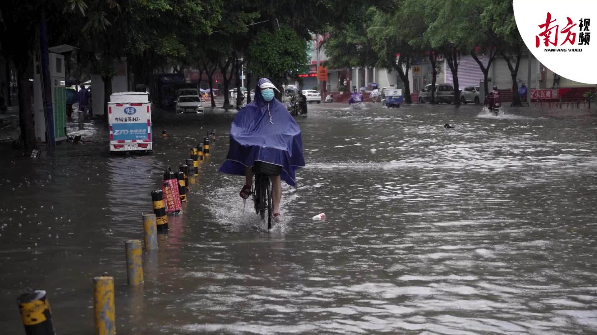 广州清晨暴雨,海珠区东晓南附近水浸街