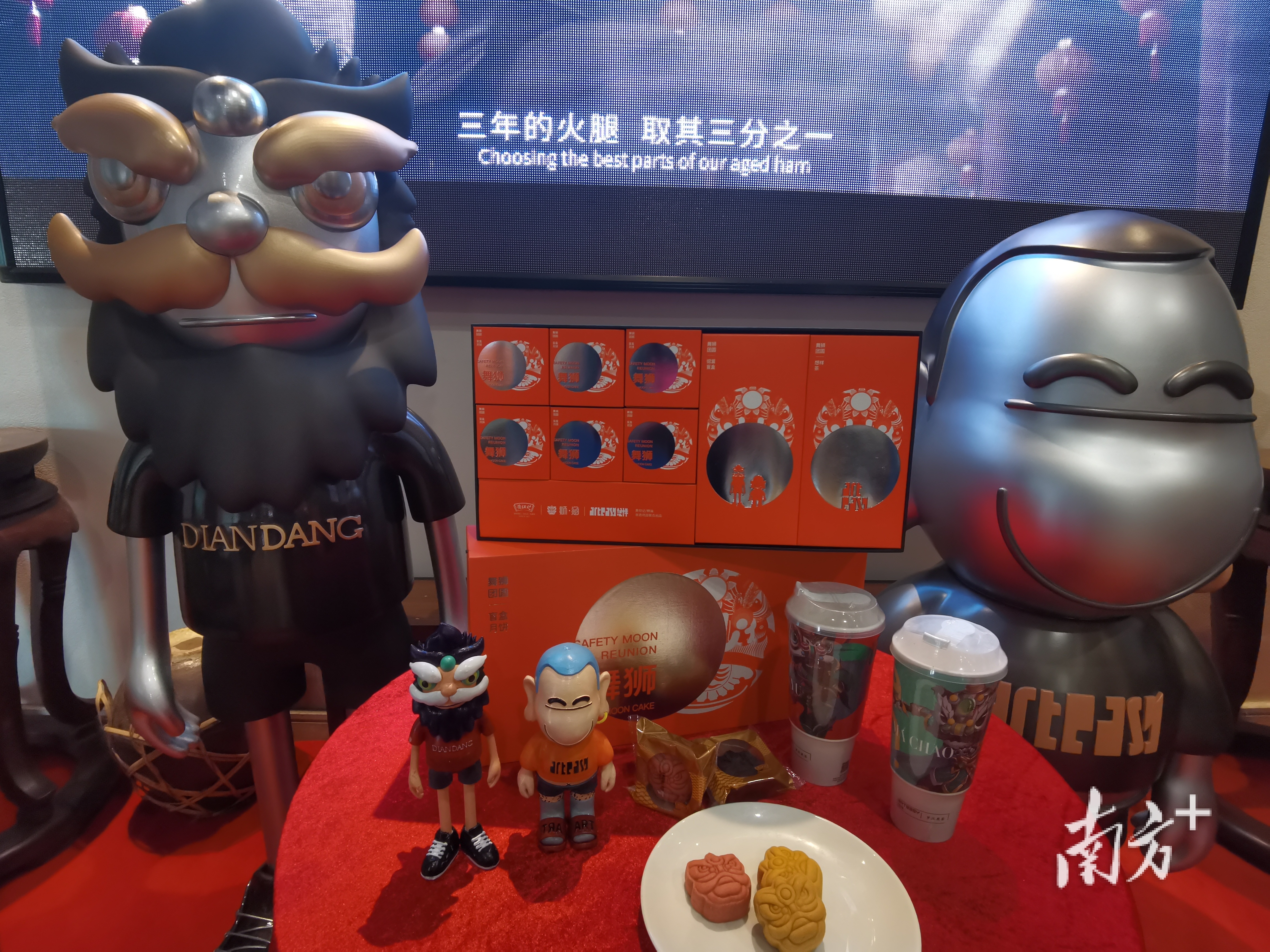 传统中秋月与当下潮流的“盲盒”概念相结合,让更多人认识醒狮文化。 传统中秋月与当下潮流的“盲盒”概念相结合,让更多人认识醒狮文化。