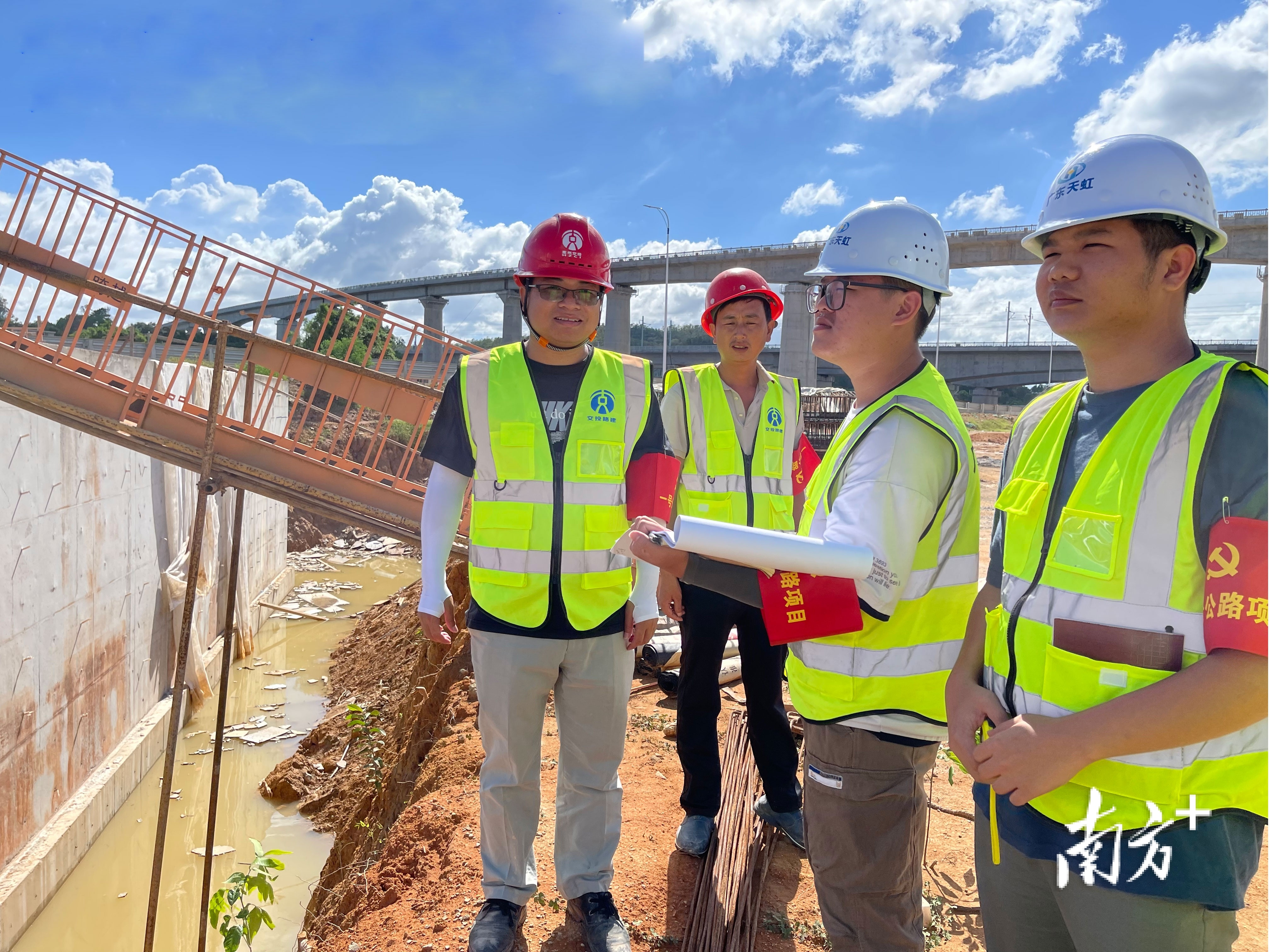 惠州市“一号公路”项目联合党委成员在施工现场对照图纸检查施工质量。