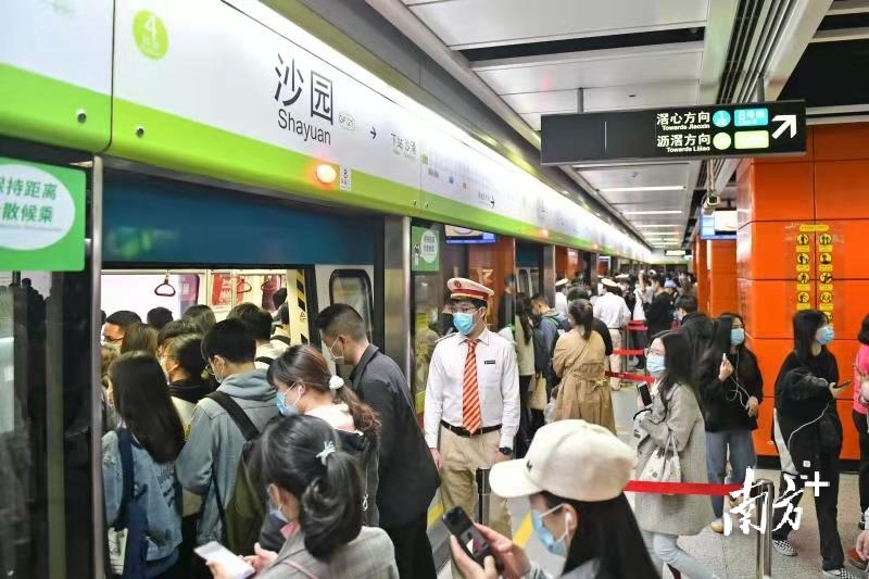 广佛地铁日均客流量已超52万人次。南方日报记者 戴嘉信 摄