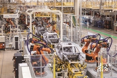 广汽埃安智能生态工厂内的车身主线区