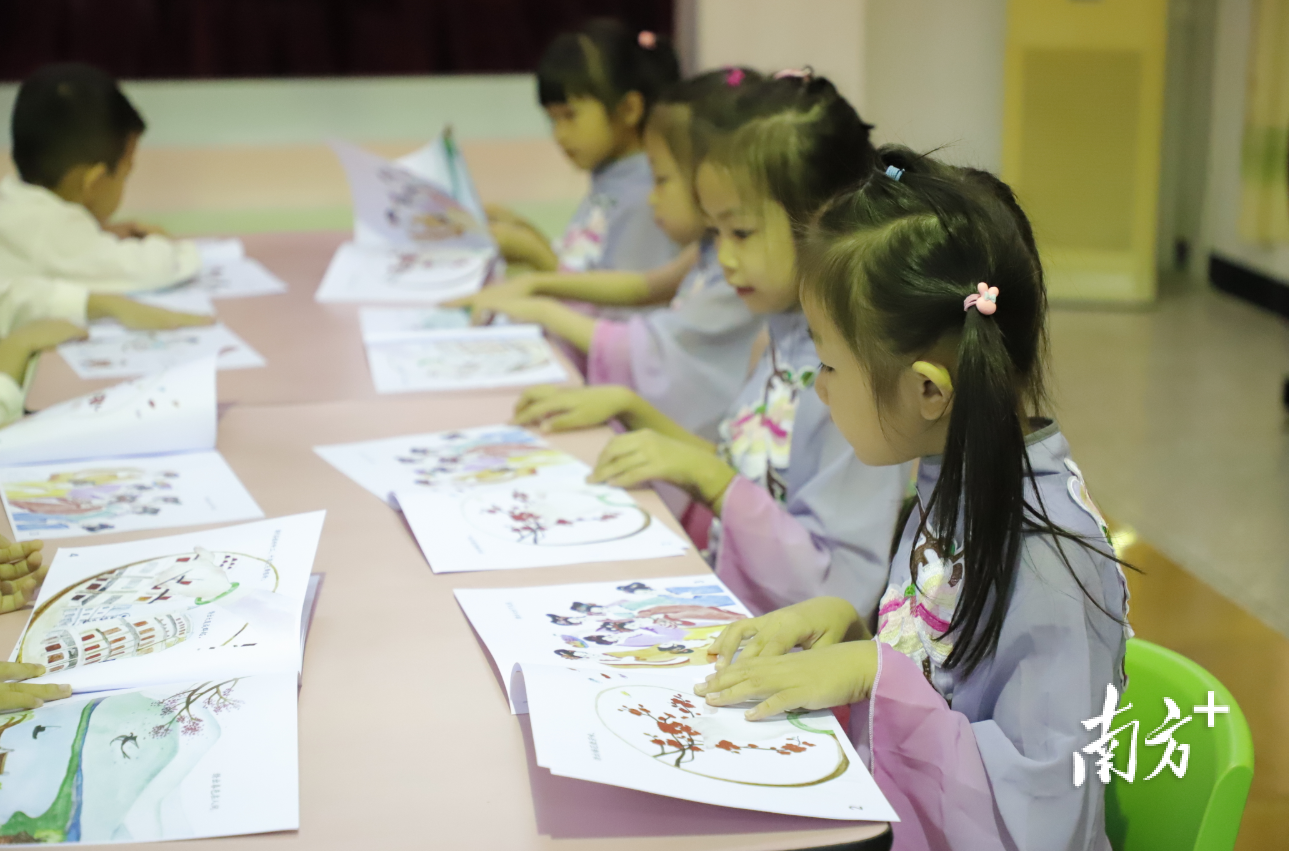 潮州市兰英第一幼儿园的小朋友在阅读童谣绘本《潮州姿娘好针工》。受访者供图