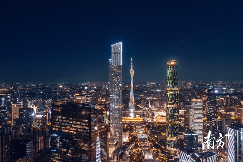 7月13日，航拍夜幕下的珠江新城CBD 。蚂蚁看世界 摄