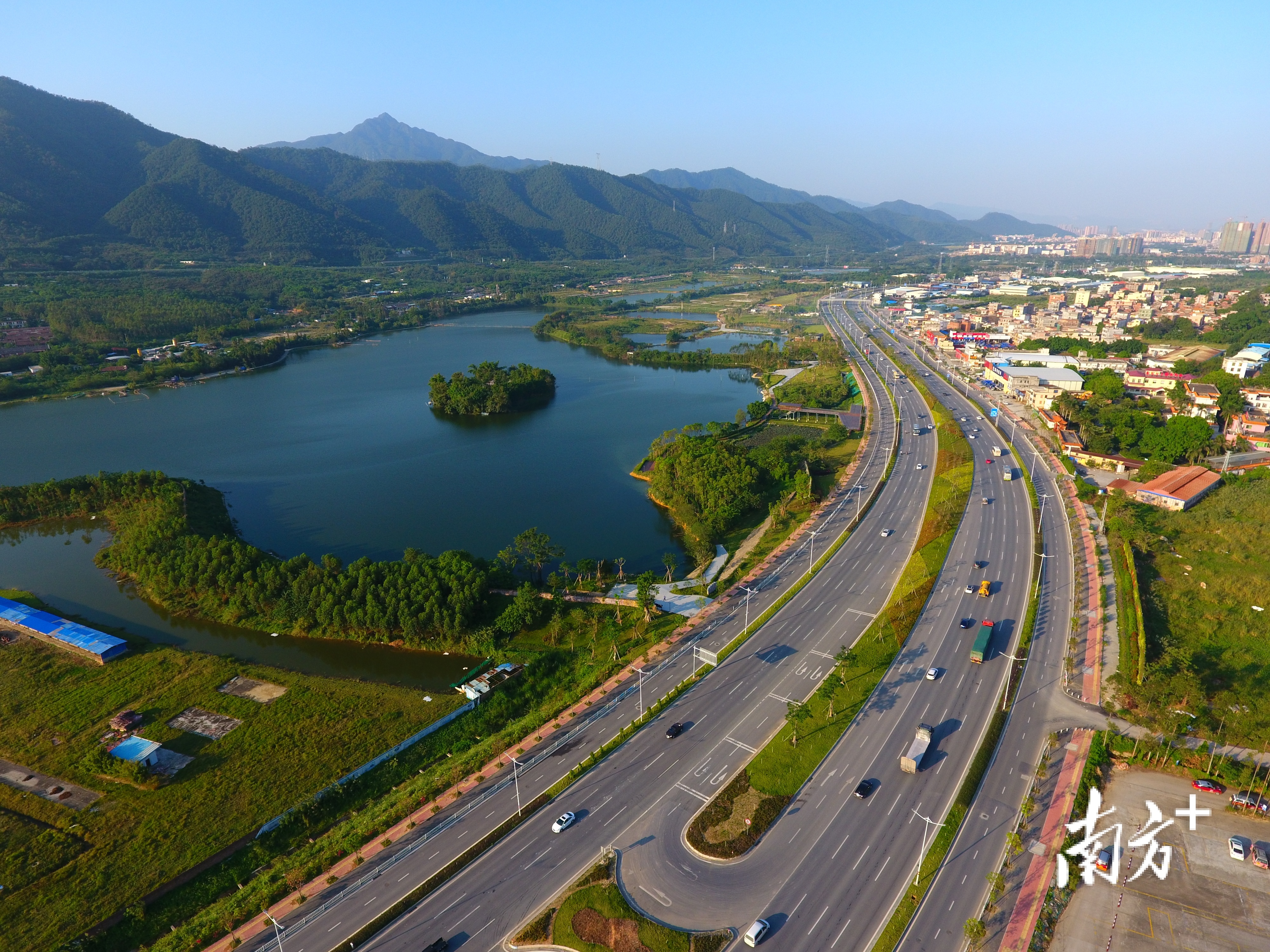 肇庆结合国土空间规划,围绕普通国省道难点、堵点、瓶颈路段、低等级路段等薄弱环节,稳步推进国省干线提质改造。图为东进大道。刘春林 摄