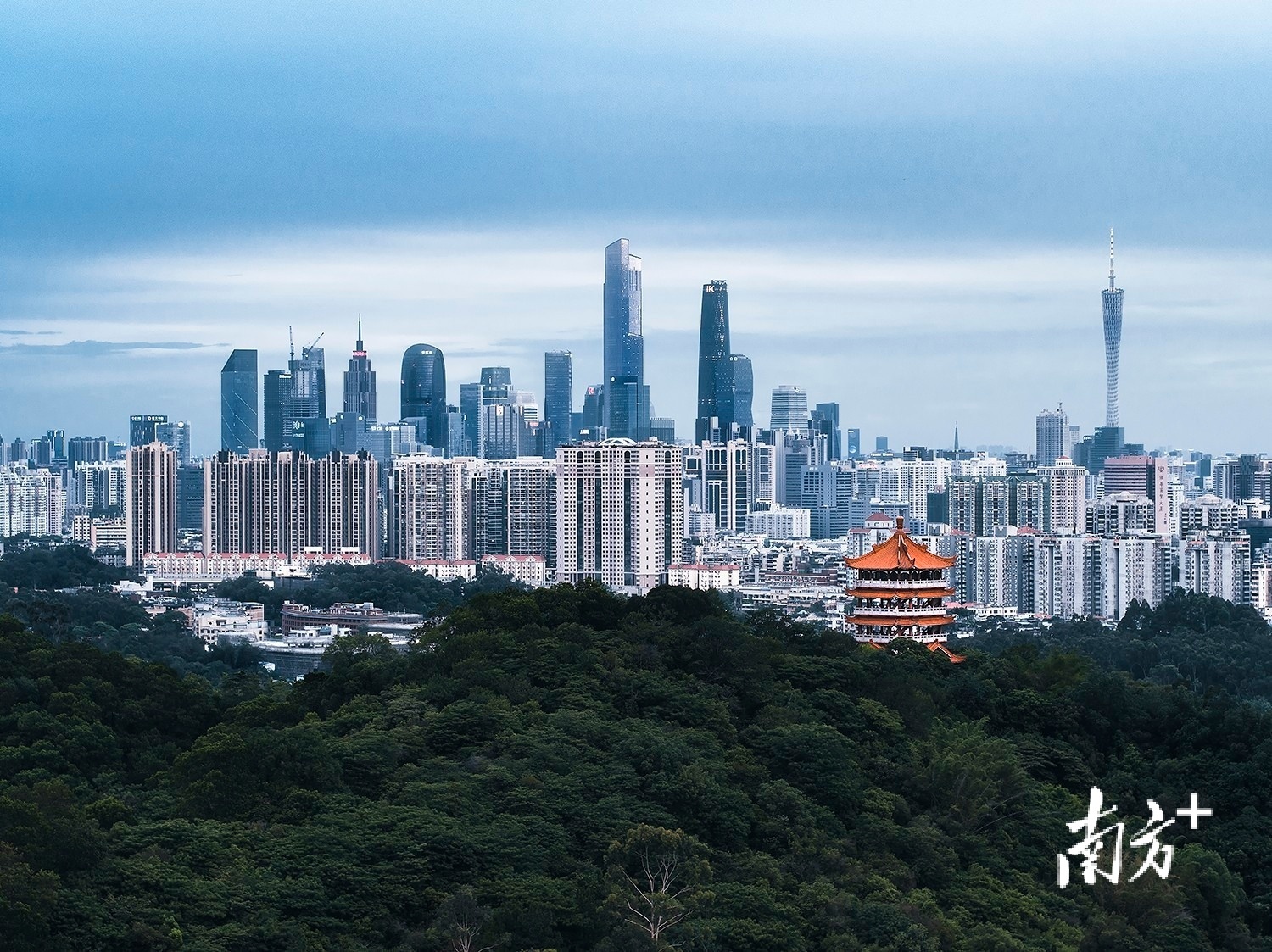 6月9日傍晚,从广州麓湖鸿鹄楼远眺珠江新城,有种古今穿越感.  逸松 摄